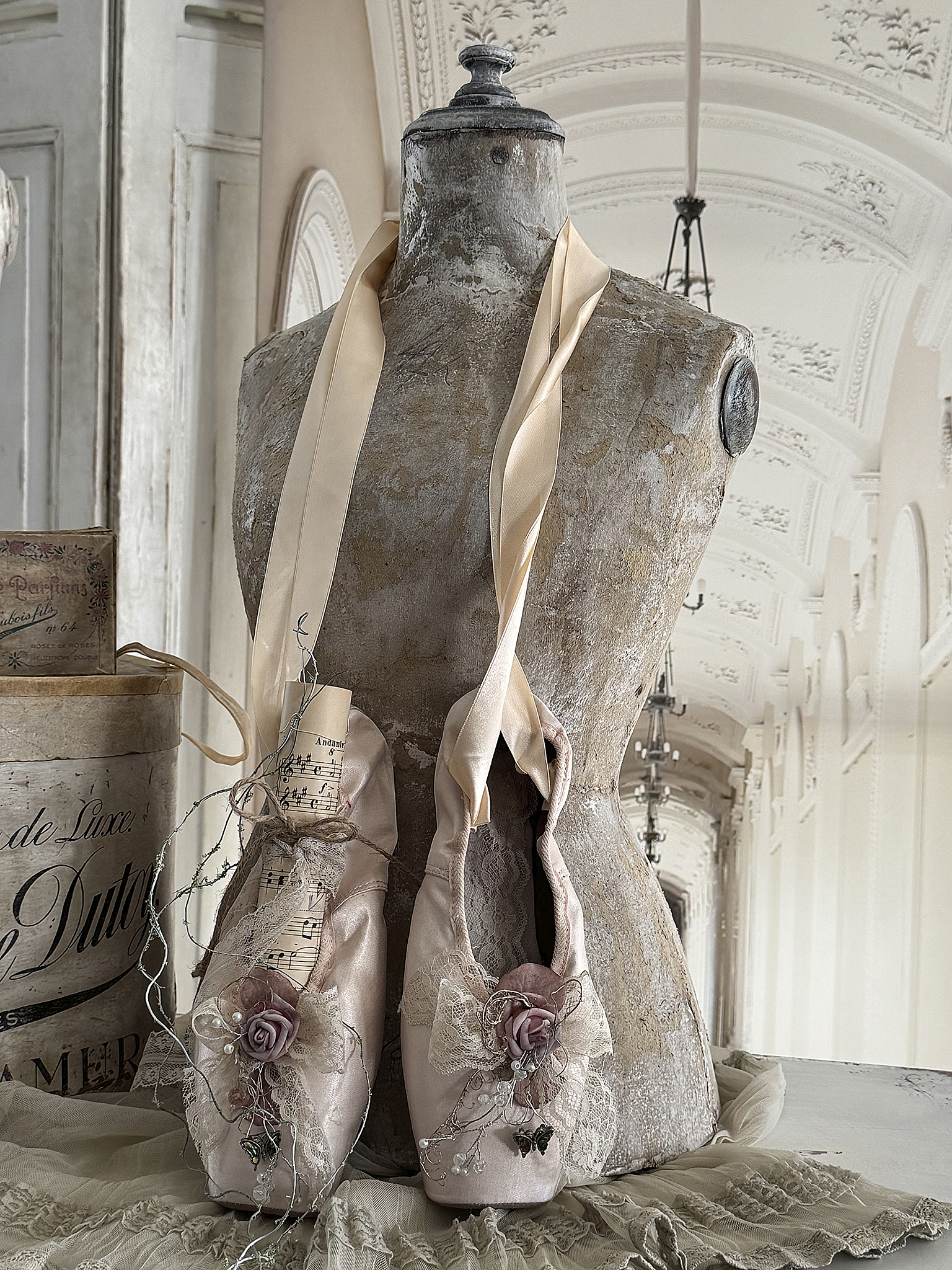 Alte Ballettschuhe Butterfly mit Notenblatt***