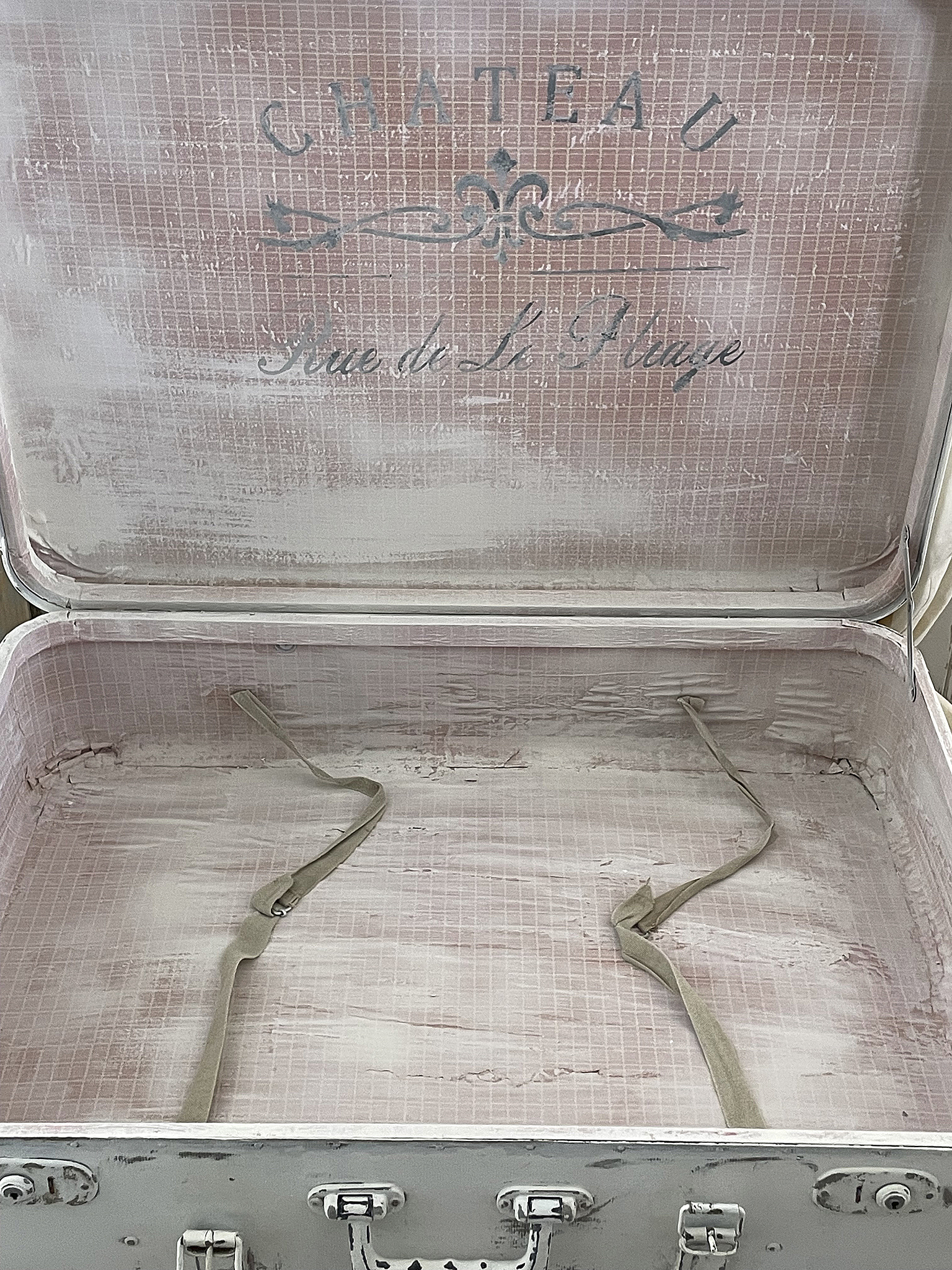 Vintage Koffer mit edlem Design Offener Koffer mit gestreiftem Innenfutter und Haltegurten