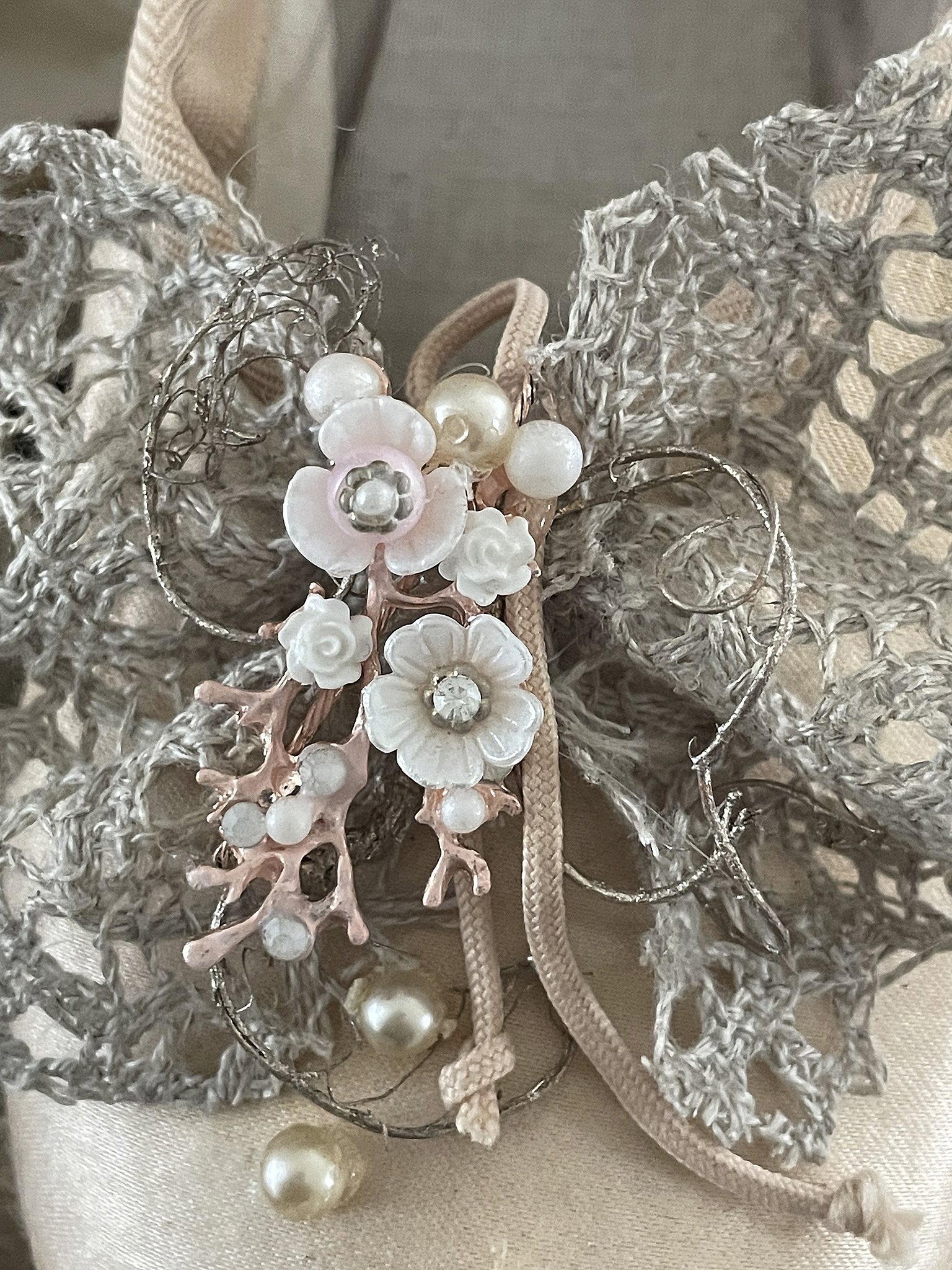 Elegante Haarschmuck mit Blumen und Perlen Detailaufnahme eines Haarschmucks mit floralen Elementen und Perlen