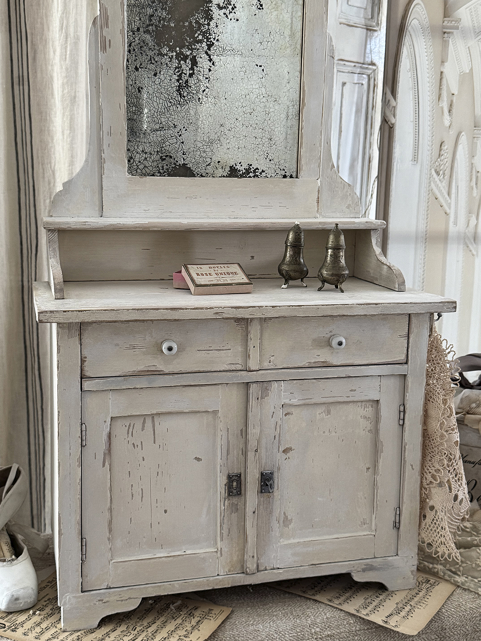 Antiker Modell-Spiegelschrank/Puppenschrank***