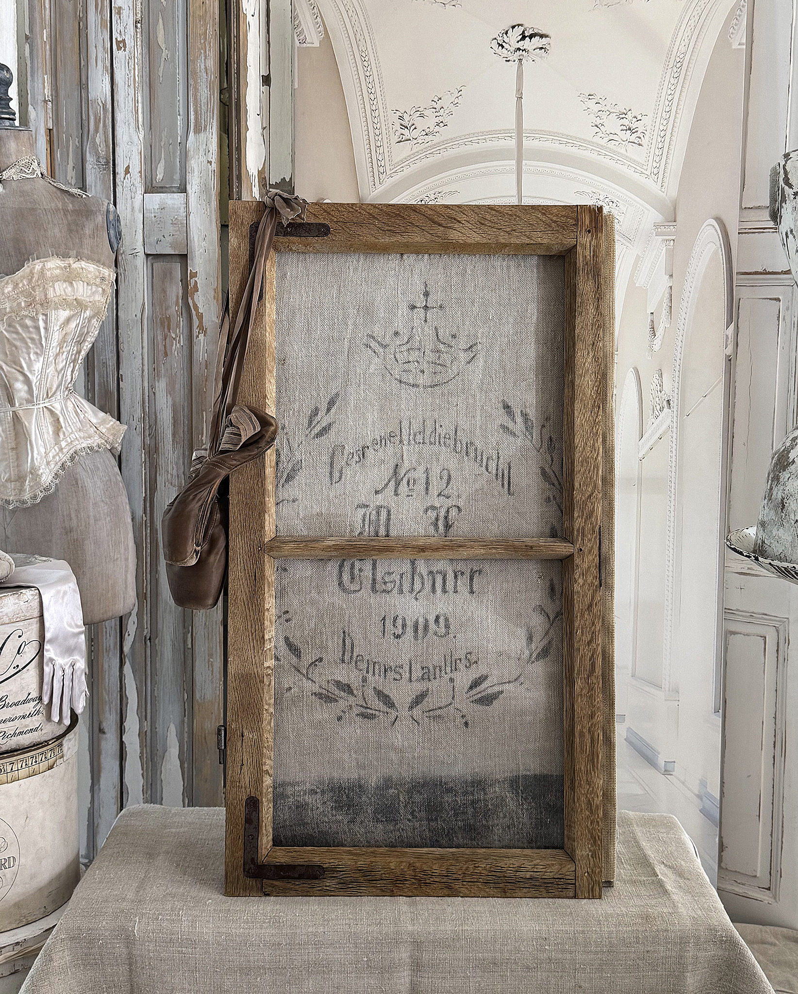 Alter Fensterrahmen mit antikem Mehlsack – zeitloses Shabby-Deko-Stück*** Alter Fensterrahmen mit antikem Mehlsack – zeitloses Shabby-Deko-Stück***
