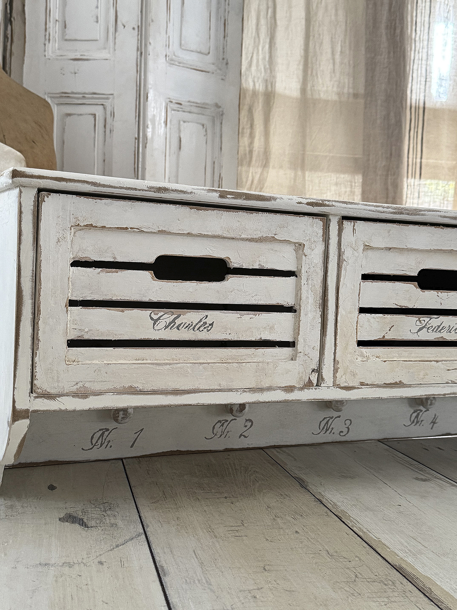 Charmantes Shabby-Hängeregal mit französischem Flair***