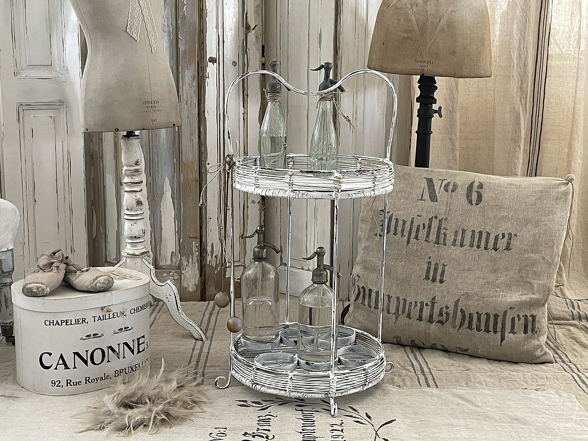Vintage Etageren aus Metall mit Gläsern und Dekoration Dekoratives Vintage-Serviergestell mit Gläsern und nostalgischem Ambiente