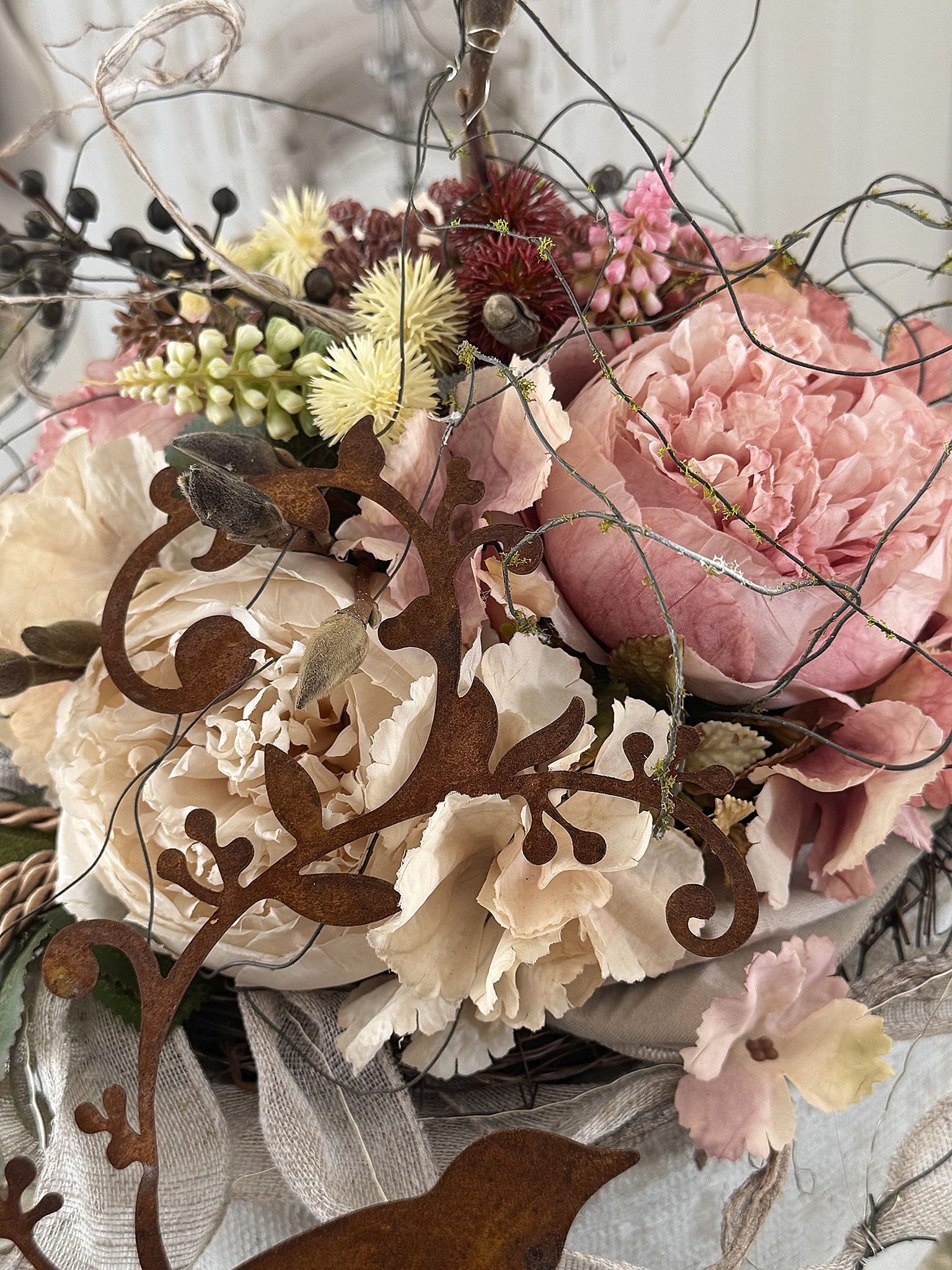 Kunstblumen-Arrangement mit Steinzeugvase, Rosen, Naturflechten & Vogelmedaillon***