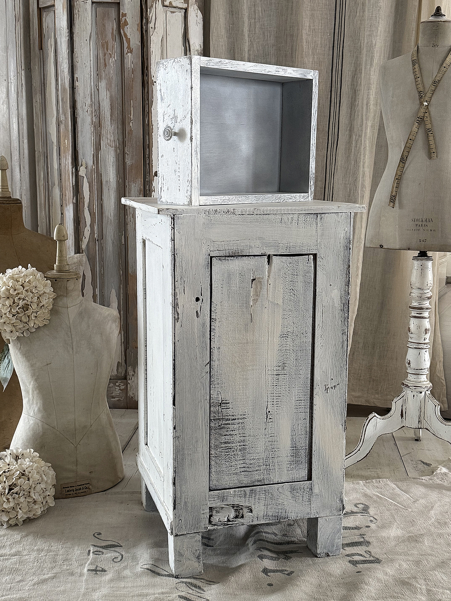 Altes Shabby-Schränkchen „Madame Ligness“***