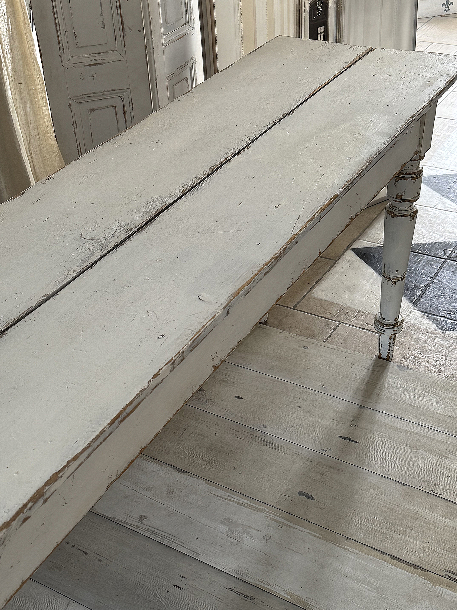 Antiker Wirtshaustisch im Shabby-Chic***