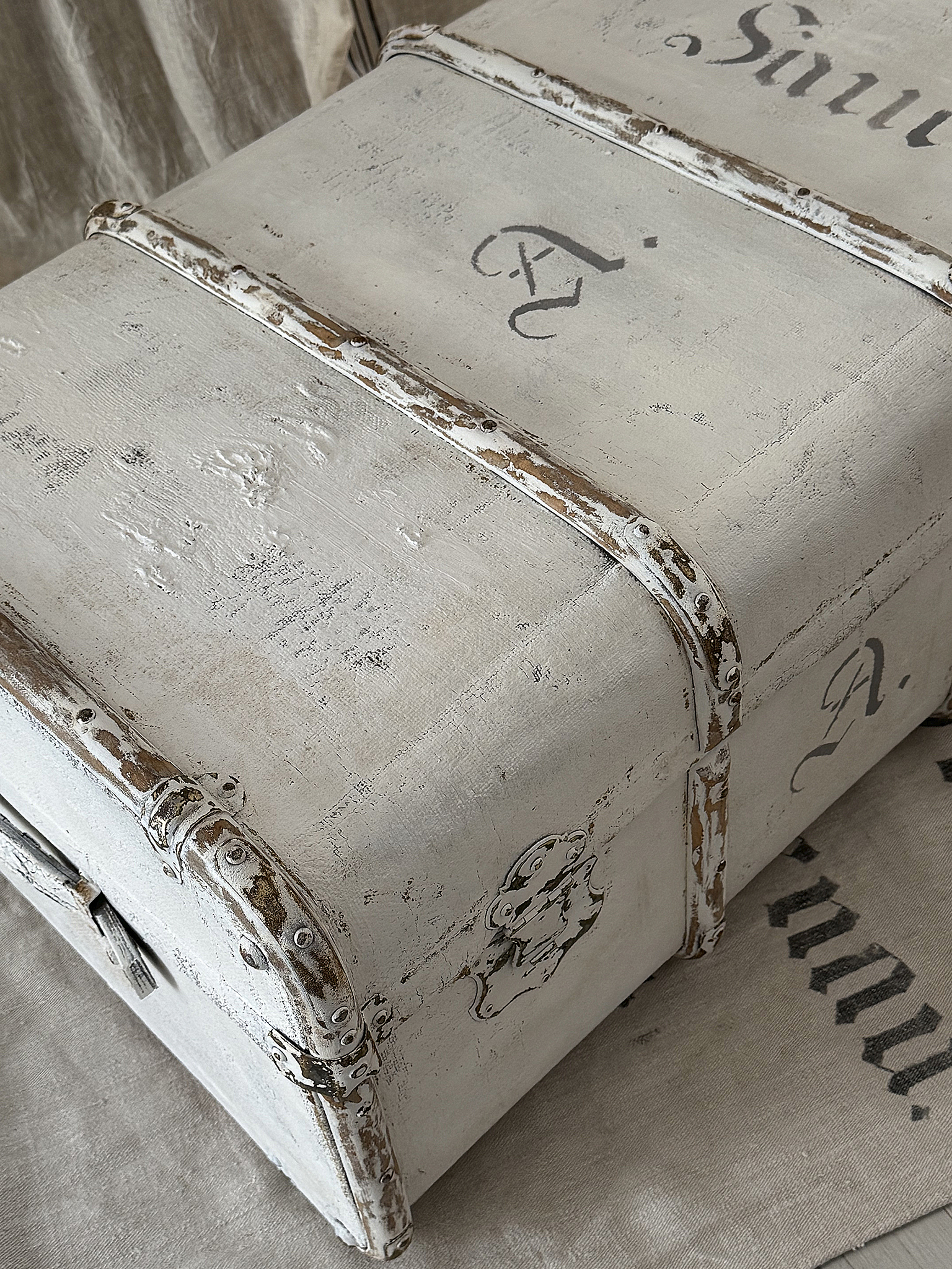 Antiker Überseekoffer-Shabby Chic Weiß | Antike Schablonierung | Original Ledergriffe & Messingverschlüsse***