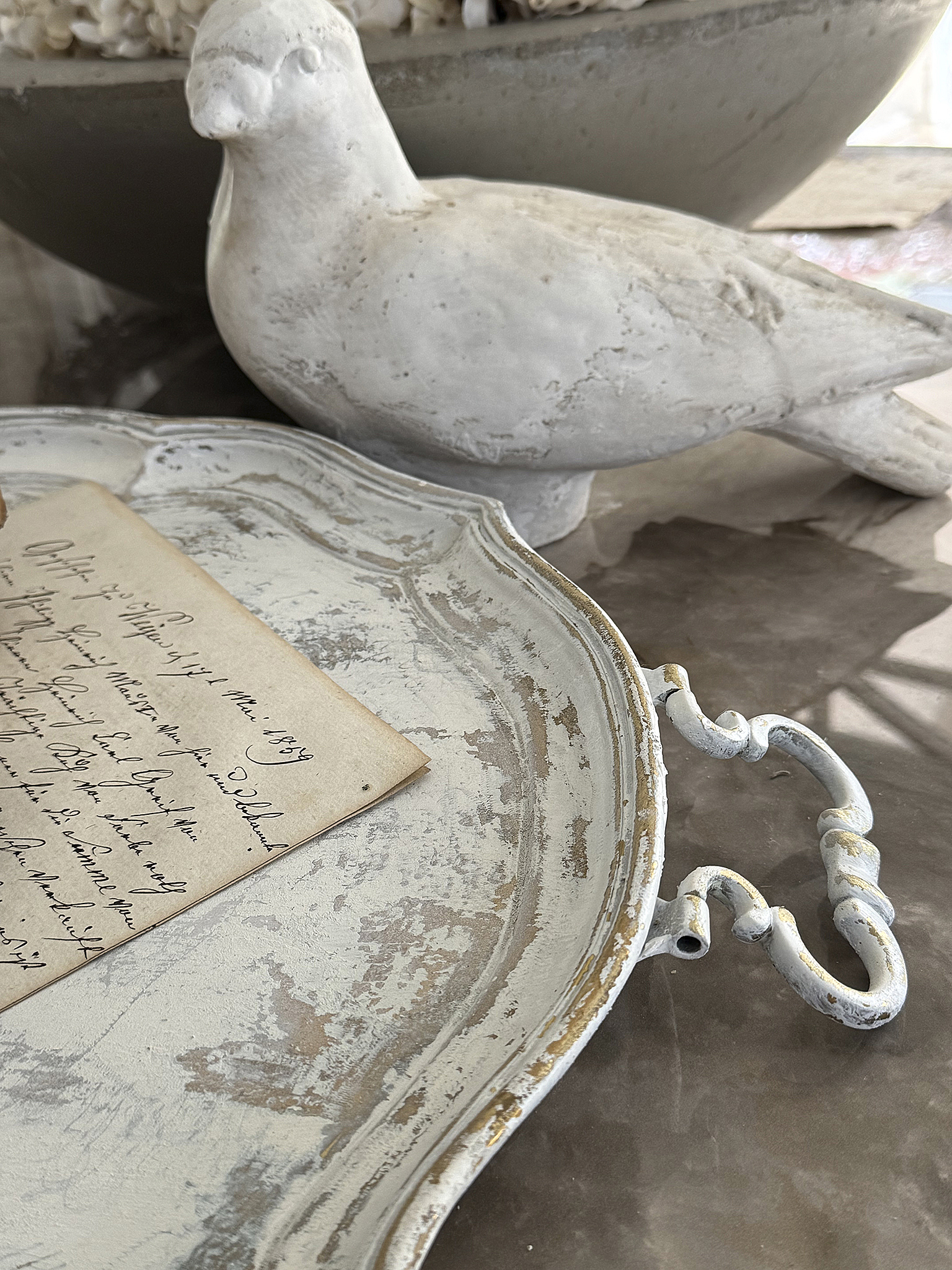 Sehr großes altes Messingtablett im mattweißen Shabby-Vintage-Look***