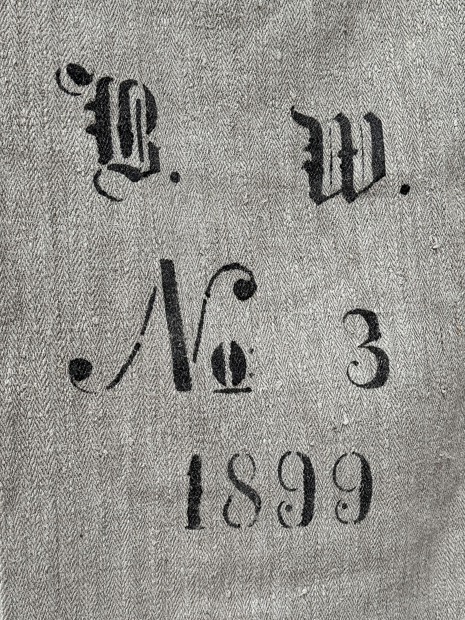 Detailaufnahme eines Stoffes mit einzigartigem Design, Jahreszahl 1899 und der Nummer 3