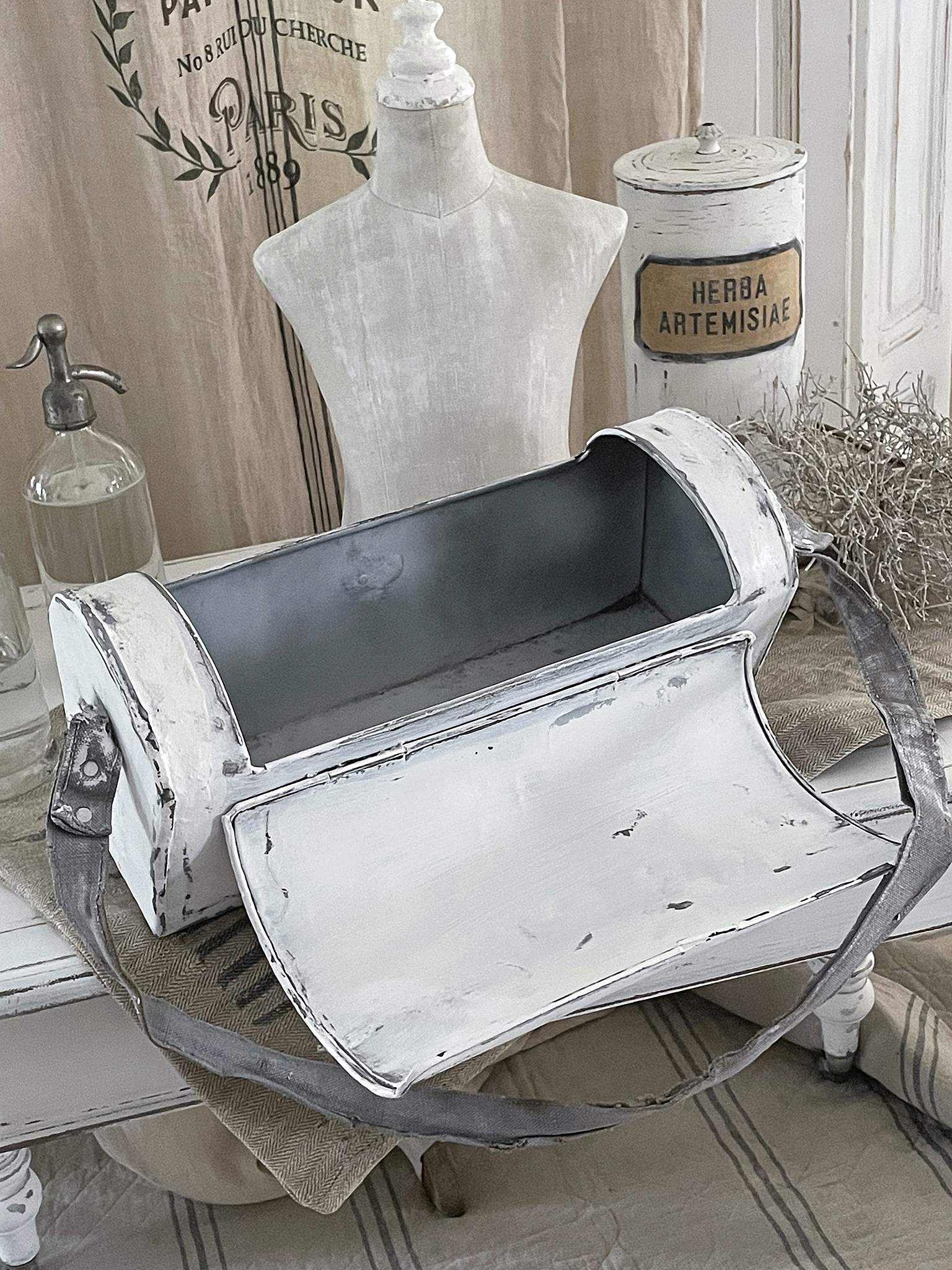 Vintage weiße Einkaufstasche mit Henkel Dekorative weiße Tasche mit abgenutztem Look, ideal für verschiedene Zwecke.