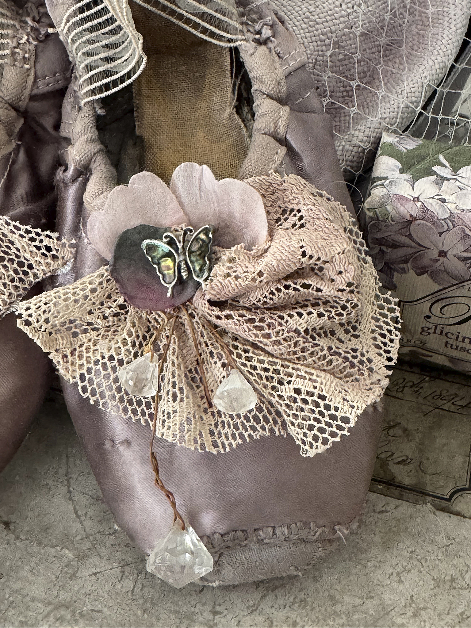 Ein Hauch vergangener Bühne – Ballettspitzenschuhe voller Geschichte***