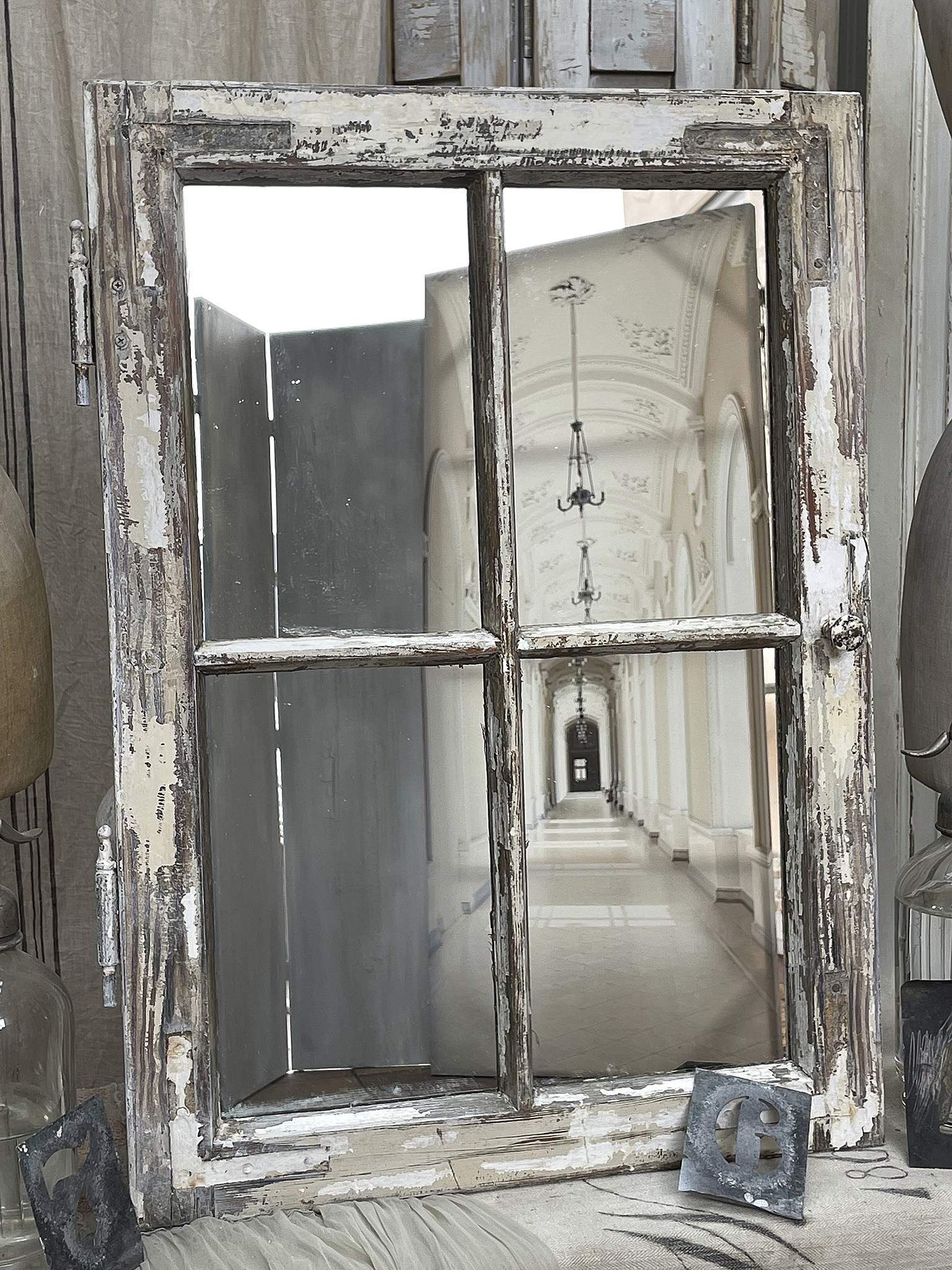Antikes Fenster mit spiegelndem Glas und nostalgischem Flair Historisches Fenster mit reflektierendem Glas und Blick auf einen eleganten Flur