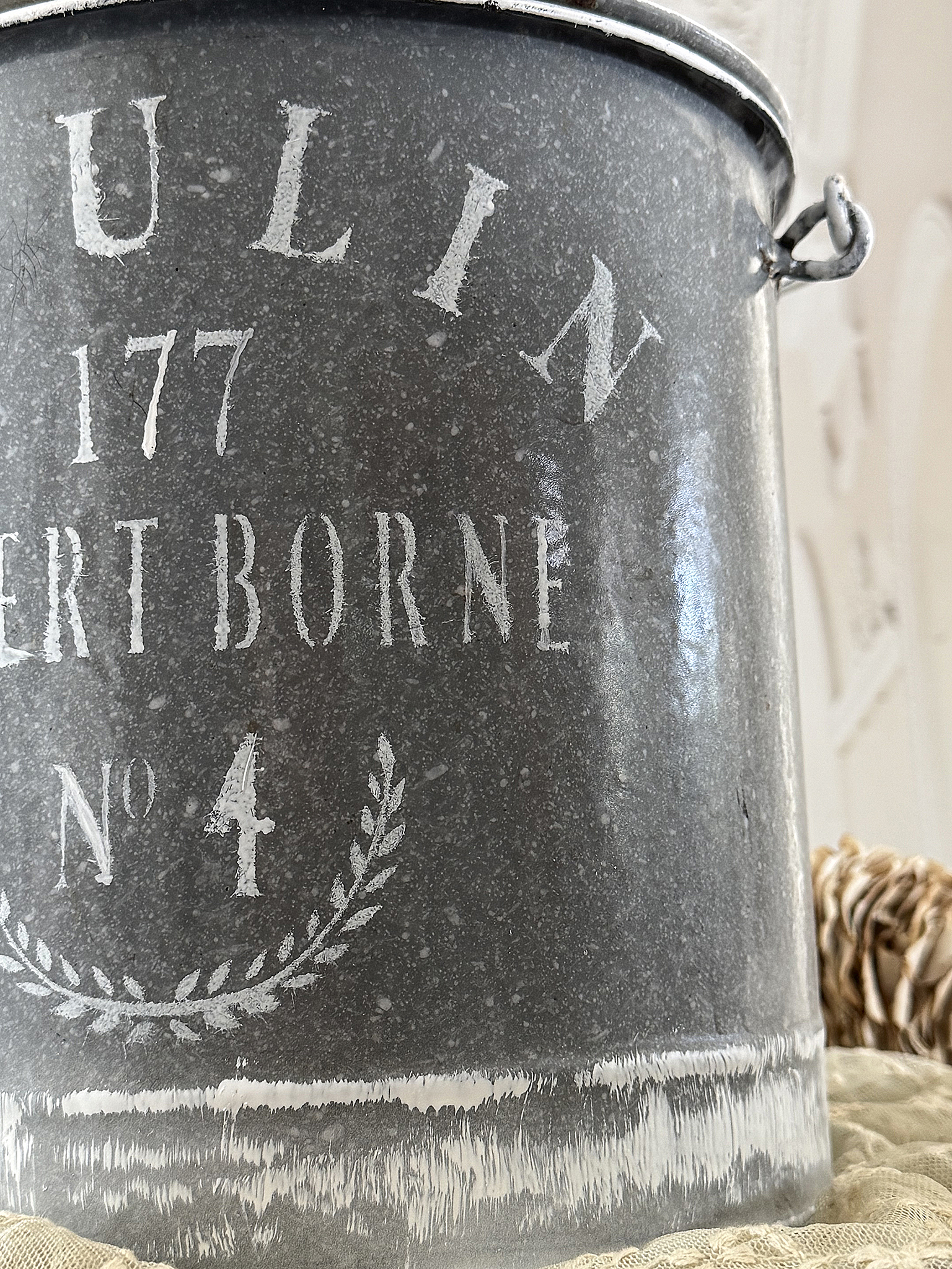 Alter Emaille-Eimer mit Deckel im Shabby Chic und französischem Schriftzug***
