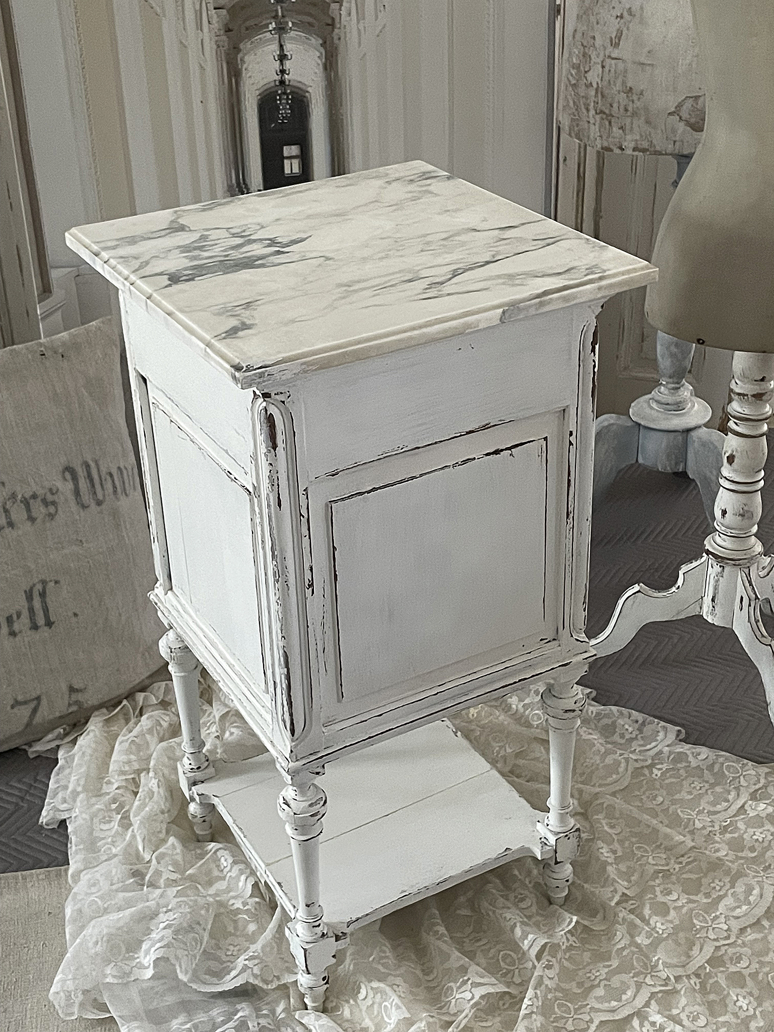 Eleganter Beistelltisch mit Marmorplatte in Weiß Beistelltisch mit weißer Lackierung und marmoriertem Tischplatten-Design