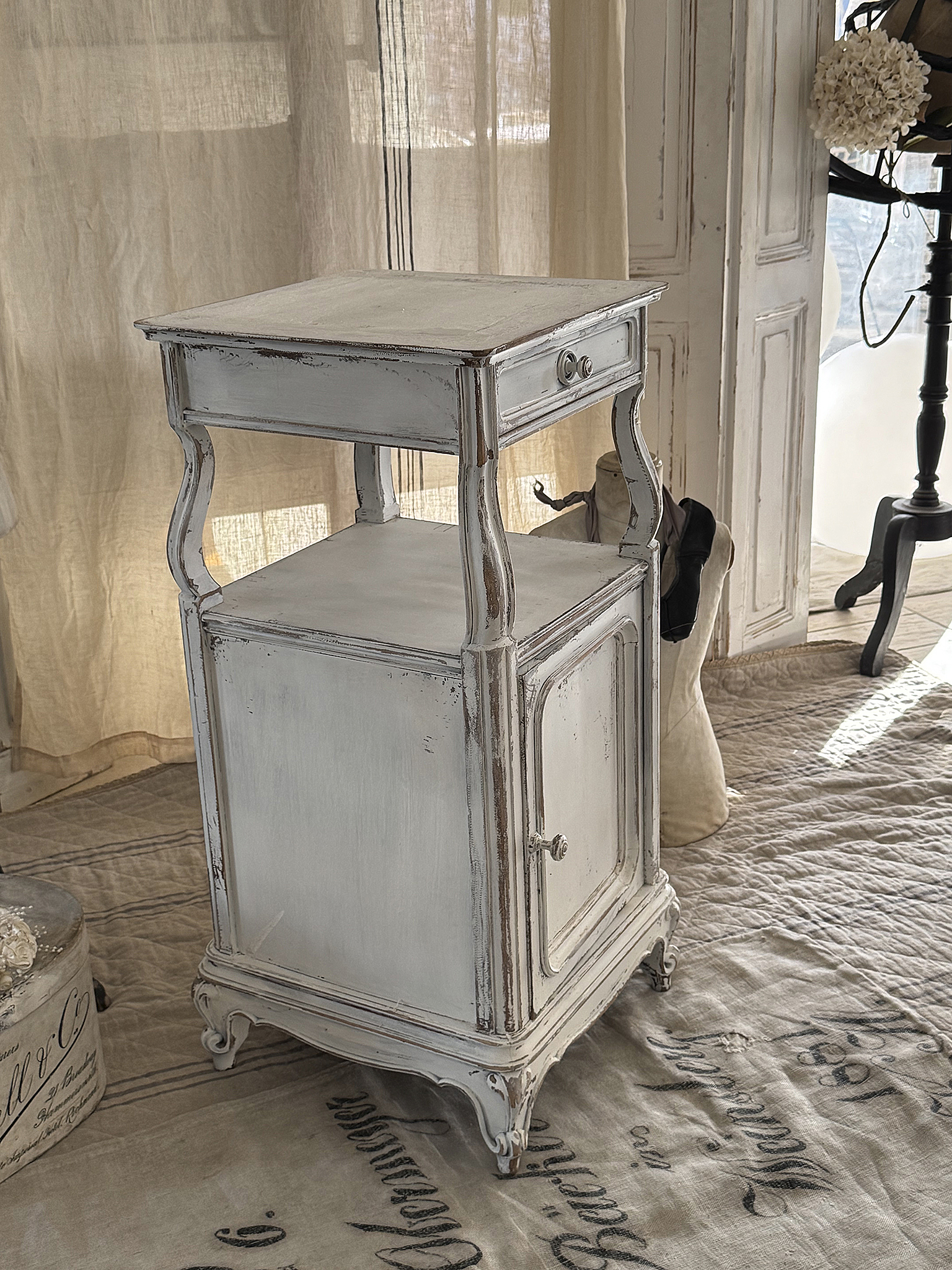 Reizendes, antikes französisches Säulenschränkchen***