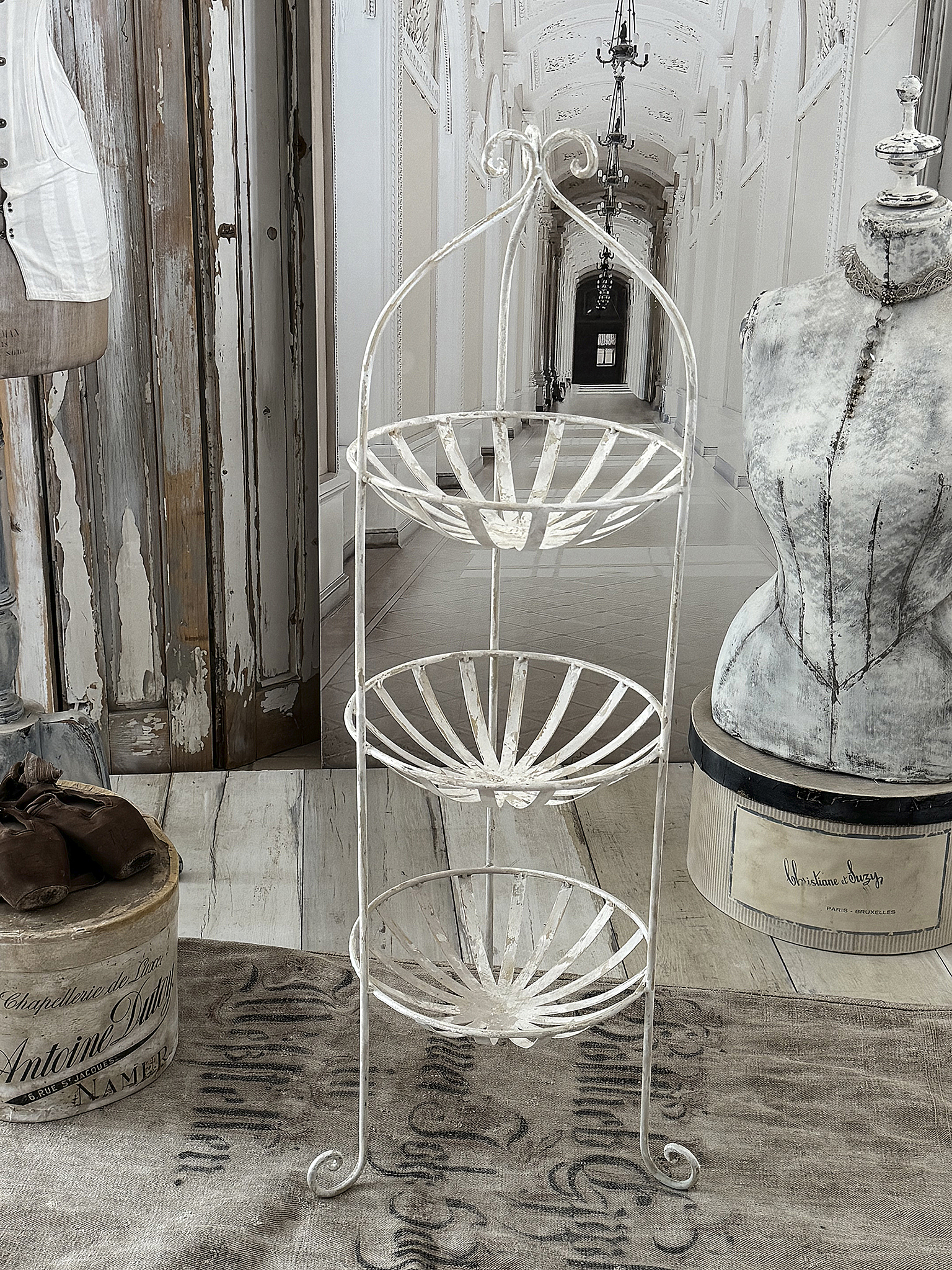 Hohe Etagere aus Frankreich – französischer Vintage-Flair***