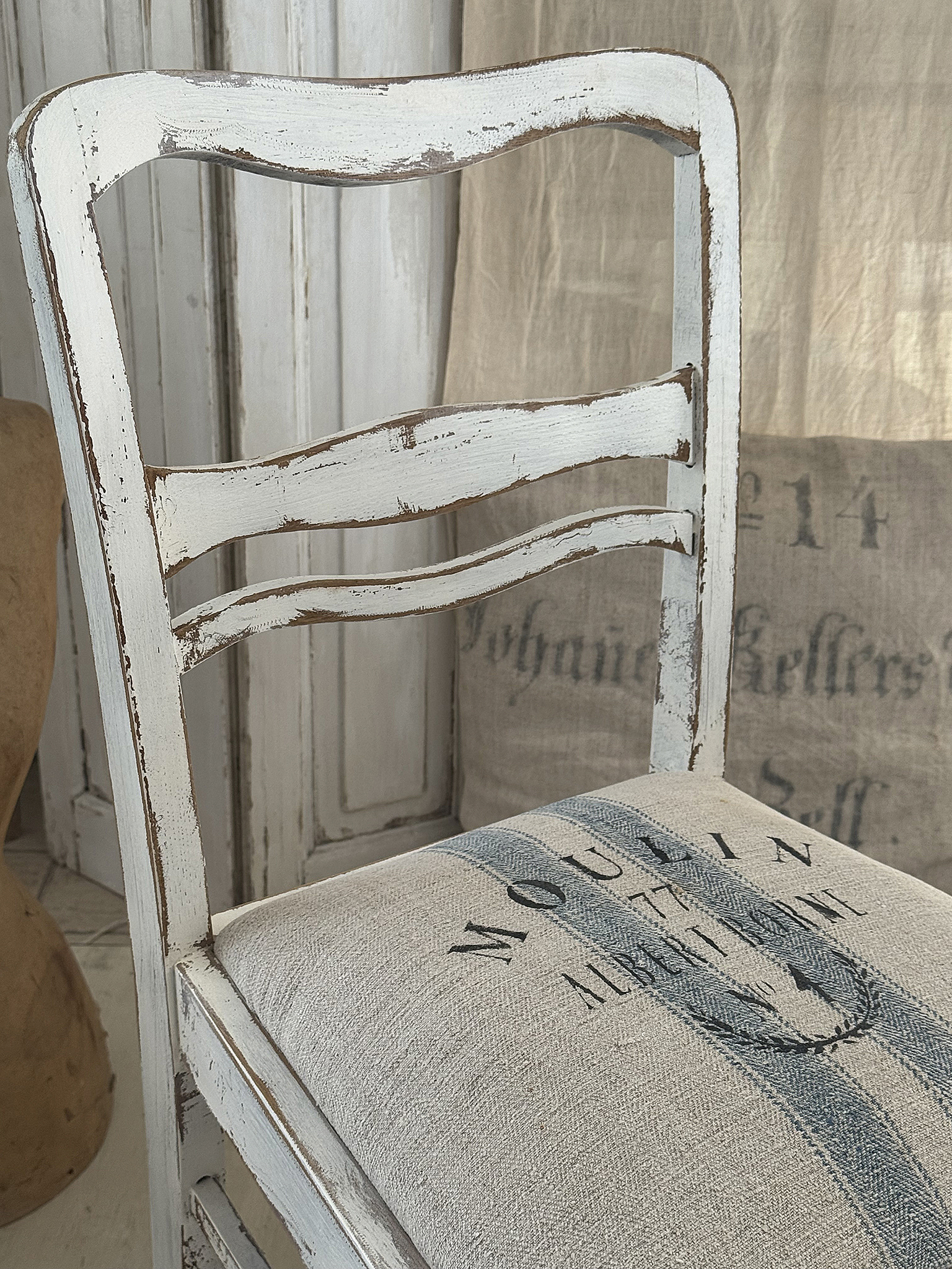 Alter Polsterstuhl mit Mehlsack Moulin***