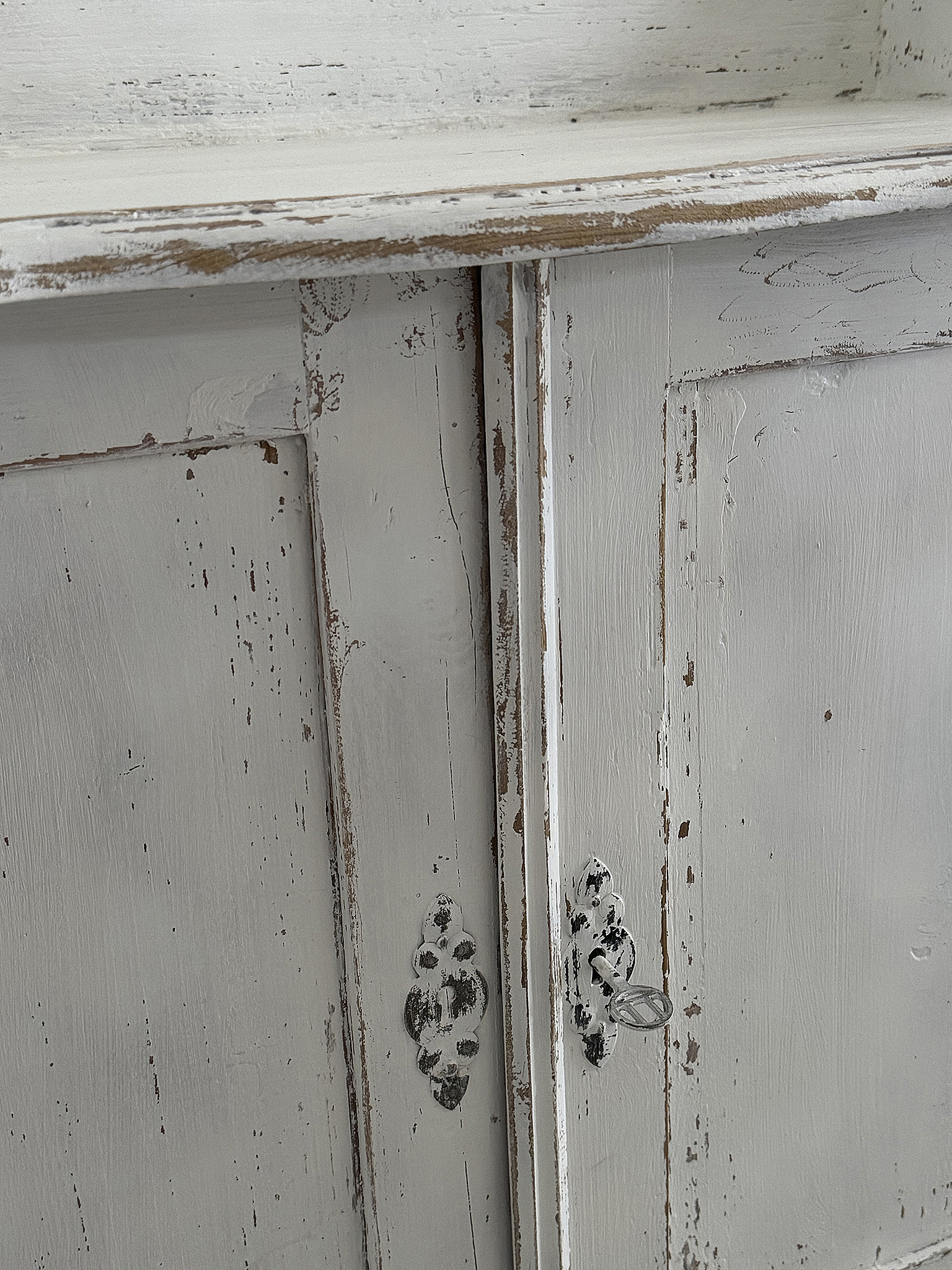 Liebhaberstück – Antikes Schrankbänkchen aus Frankreich***