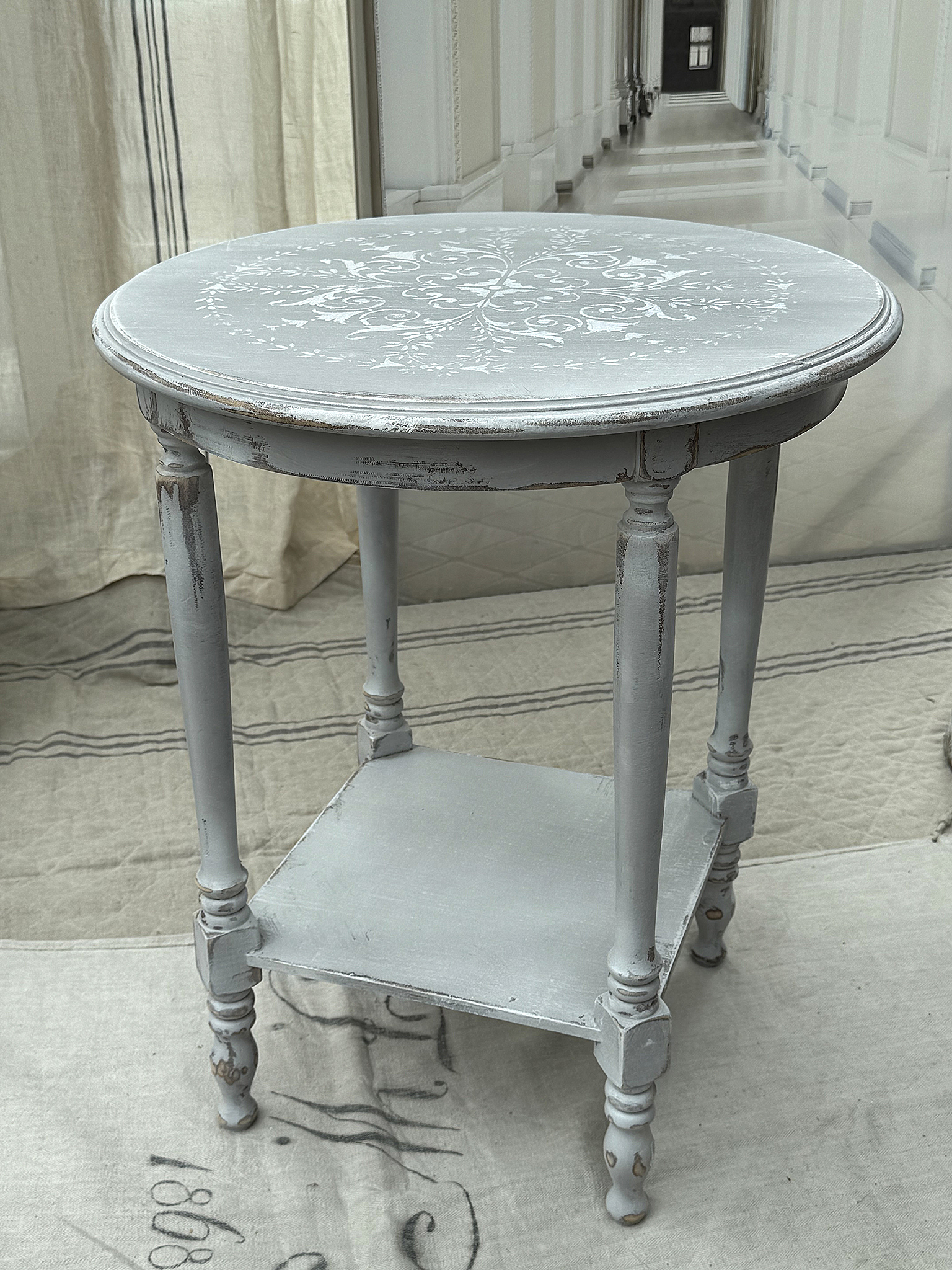 Zarter, runder Beistelltisch im Vintage-Look*** Zarter, runder Beistelltisch im Vintage-Look***