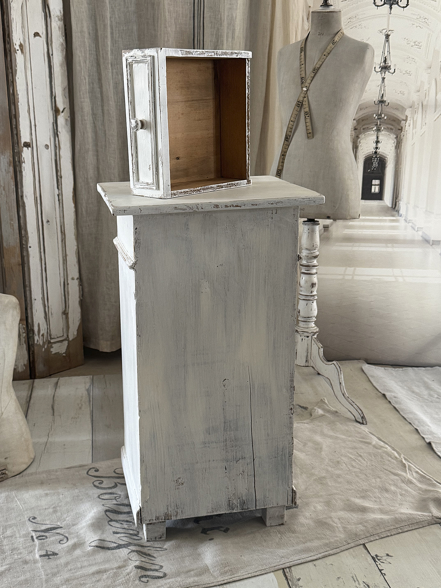 Altes Shabby-Schränkchen „87“***