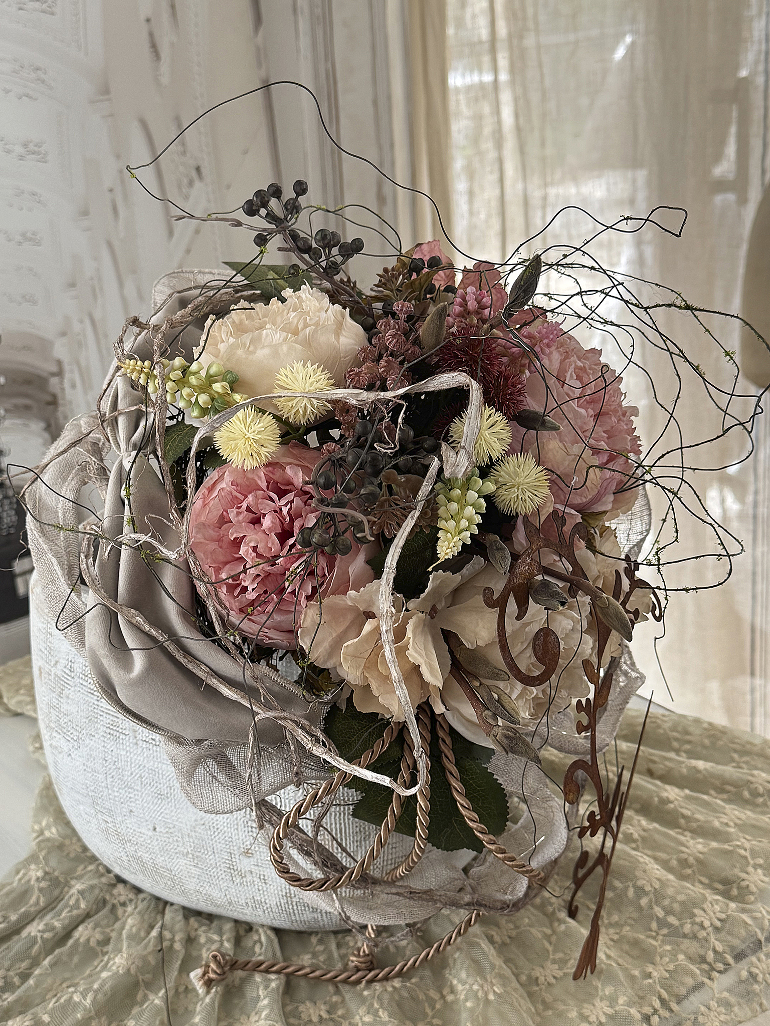 Kunstblumen-Arrangement mit Steinzeugvase, Rosen, Naturflechten & Vogelmedaillon***