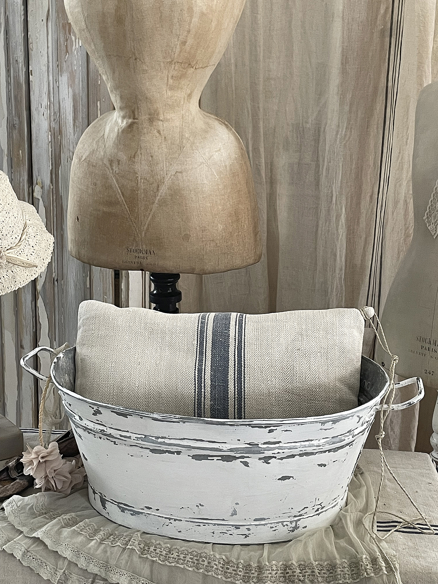 Zinkwanne mit Kissen und nostalgischem Design auf einer Tischdekoration