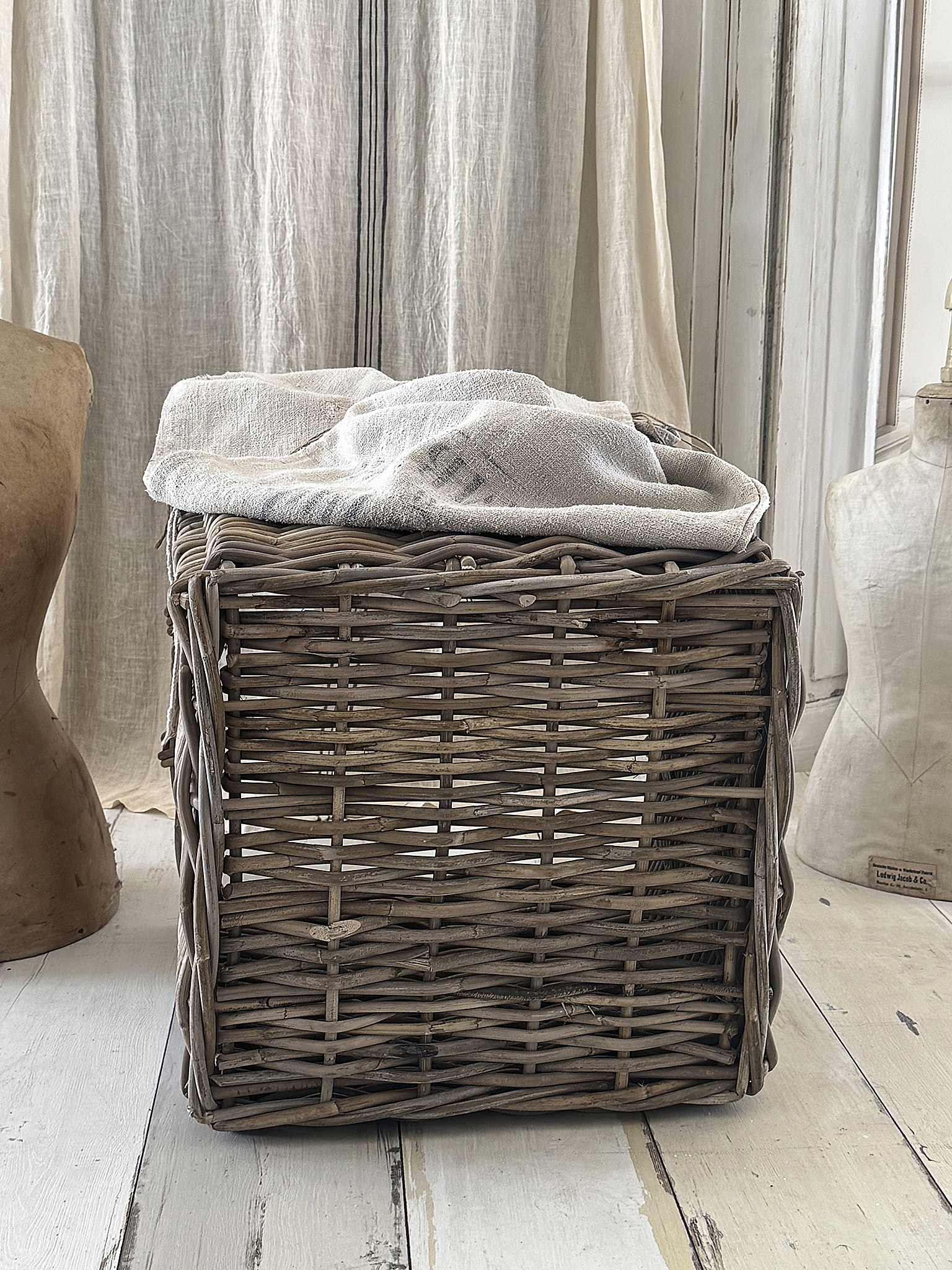 Großer Naturweidenkorb mit altem Leinensack-XL***