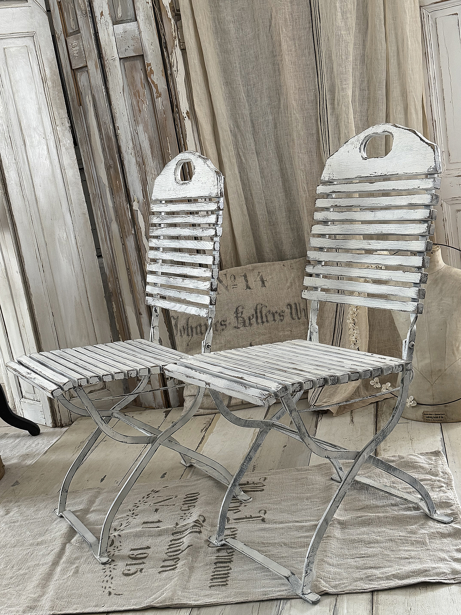 Charmante ältere Gartenstühle im mattweißen Shabby-Chic***