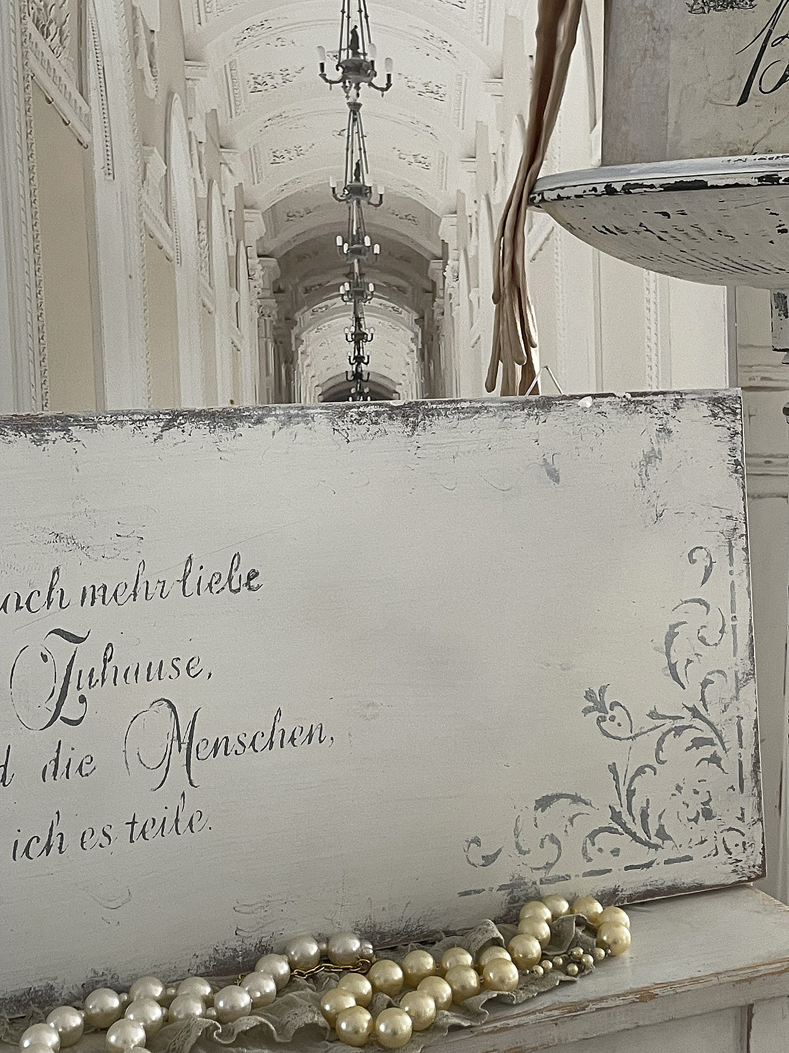 Dekoratives Schild mit dem Schriftzug über Zuhause Detailaufnahme eines dekorativen Schildes mit einem Spruch über die Liebe zu Zuhause und den Menschen