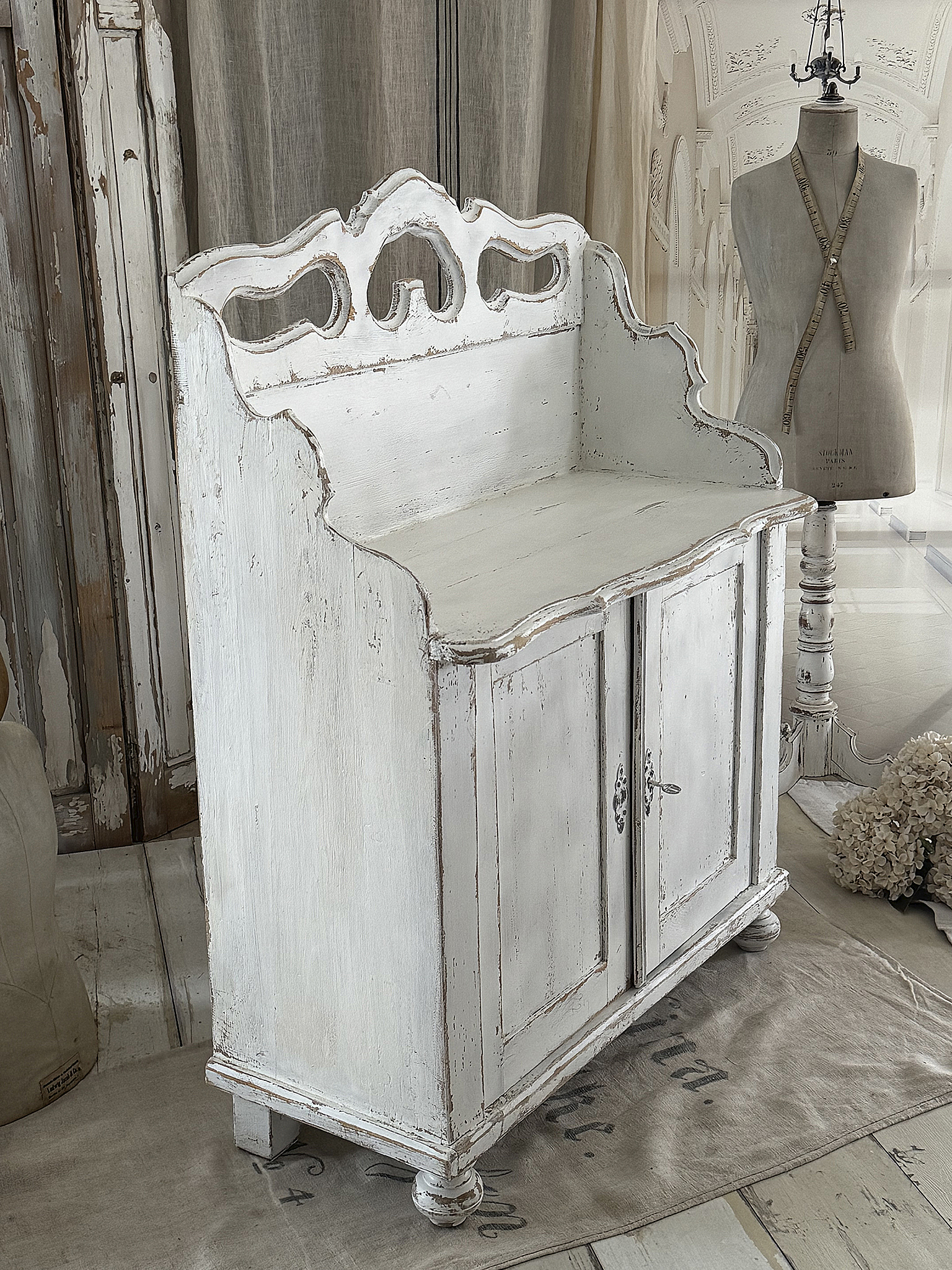 Liebhaberstück – Antikes Schrankbänkchen aus Frankreich***