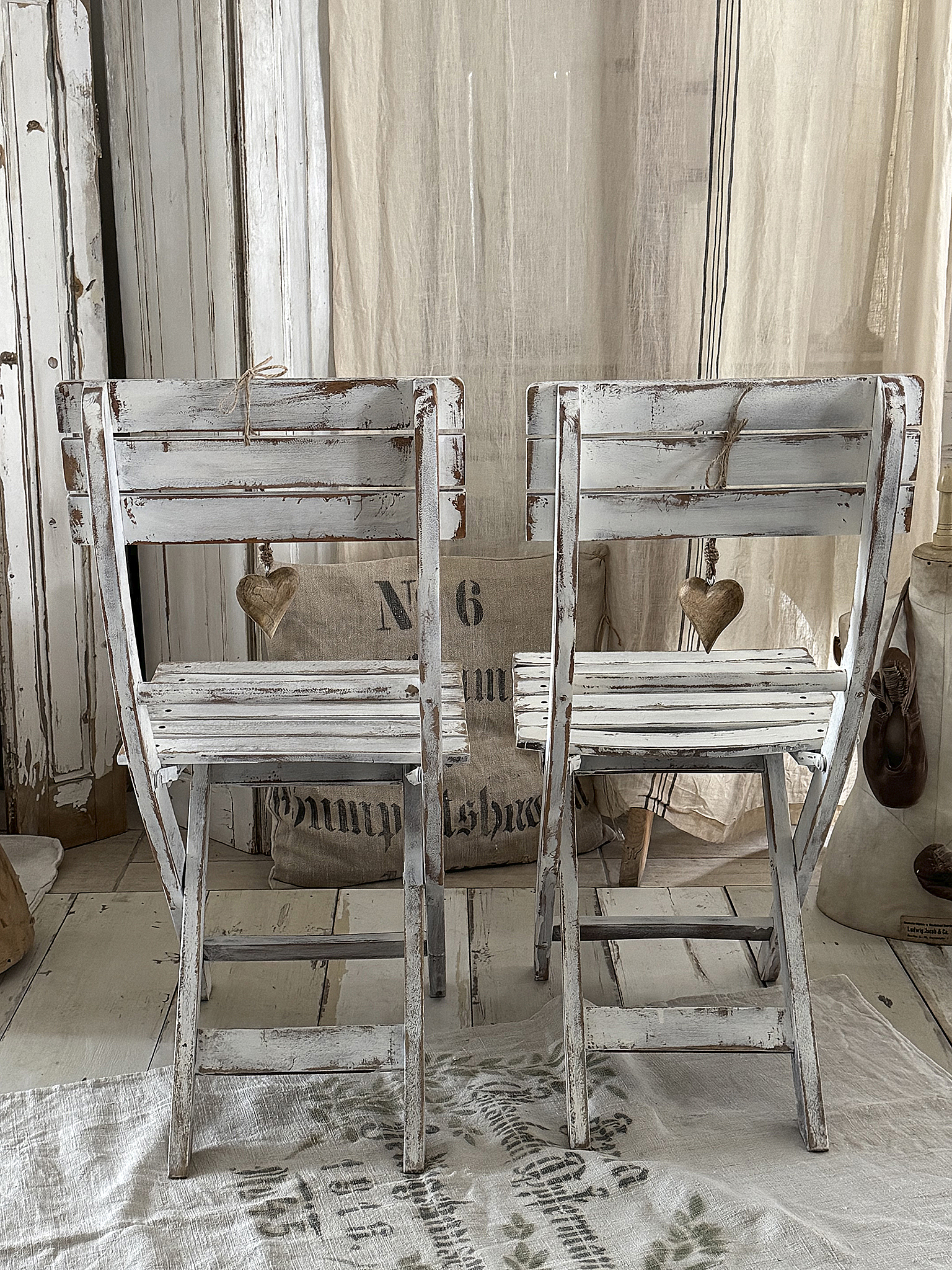 Alter, süßer Klappstuhl im weißen Shabby-Kleid – ein Vintage-Liebling mit Herz***