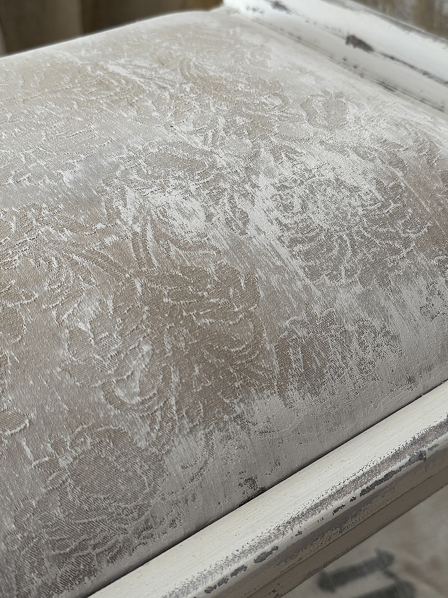 Alter Polsterhocker mit elegantem Shabby-Chic-Charme***
