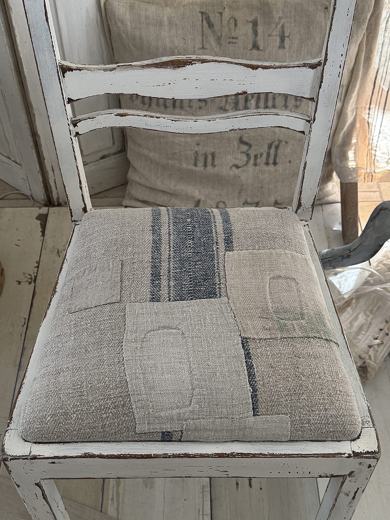 Alter Polsterstuhl mit Mehlsack Shabby-pur***