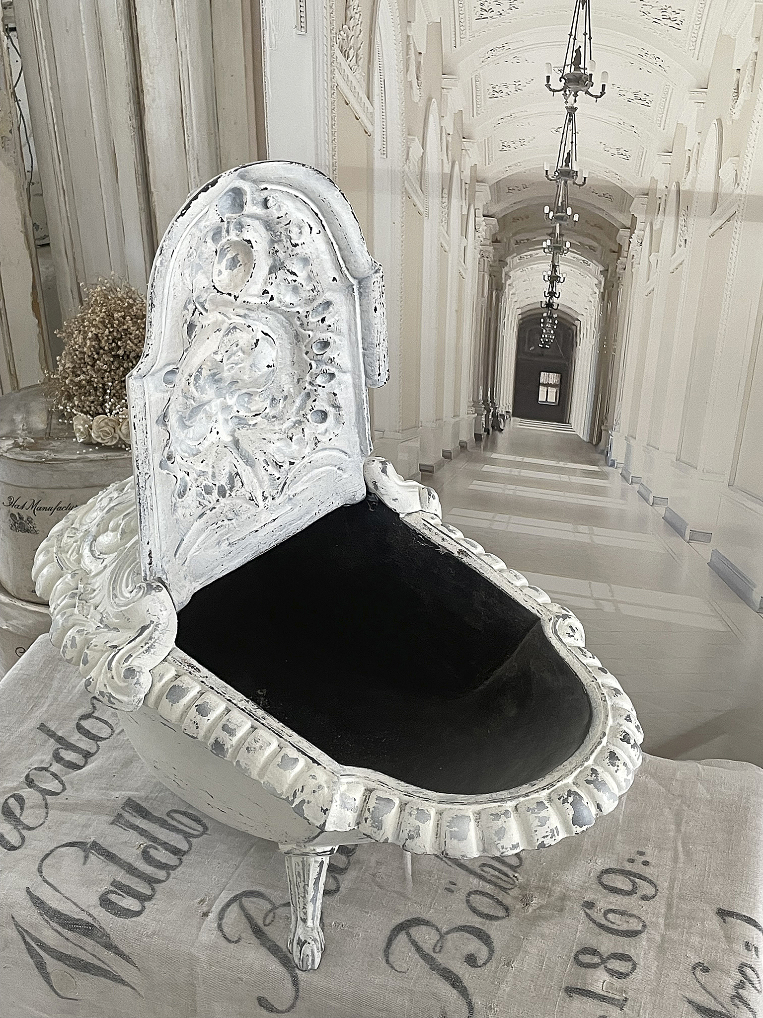 Vintage Kinderbadewanne in elegantem Design Klassische Kinderbadewanne mit schwarzem Innenraum und kunstvollen Verzierungen