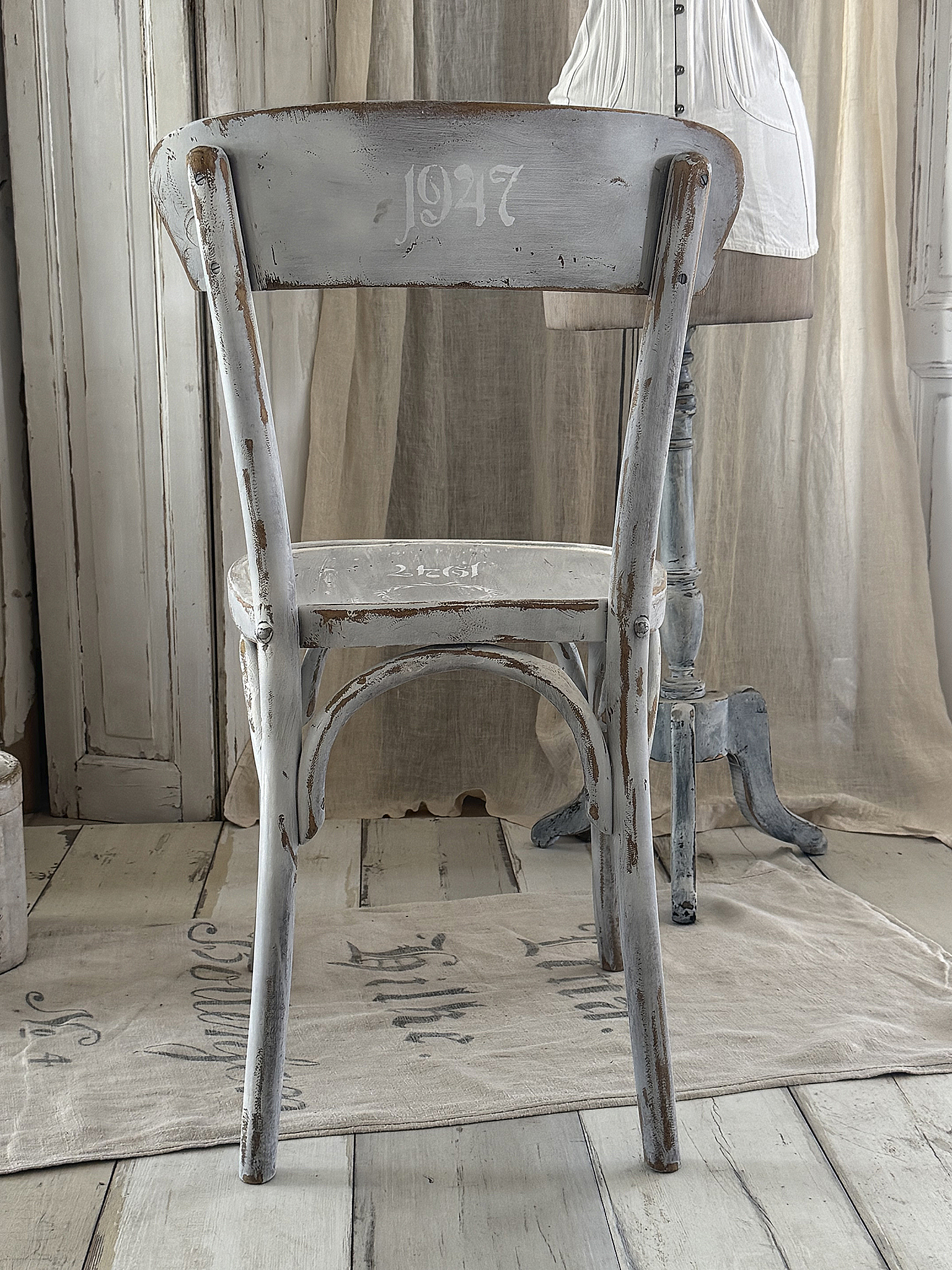  Alter Bugholzstuhl in zartem creme-grau***