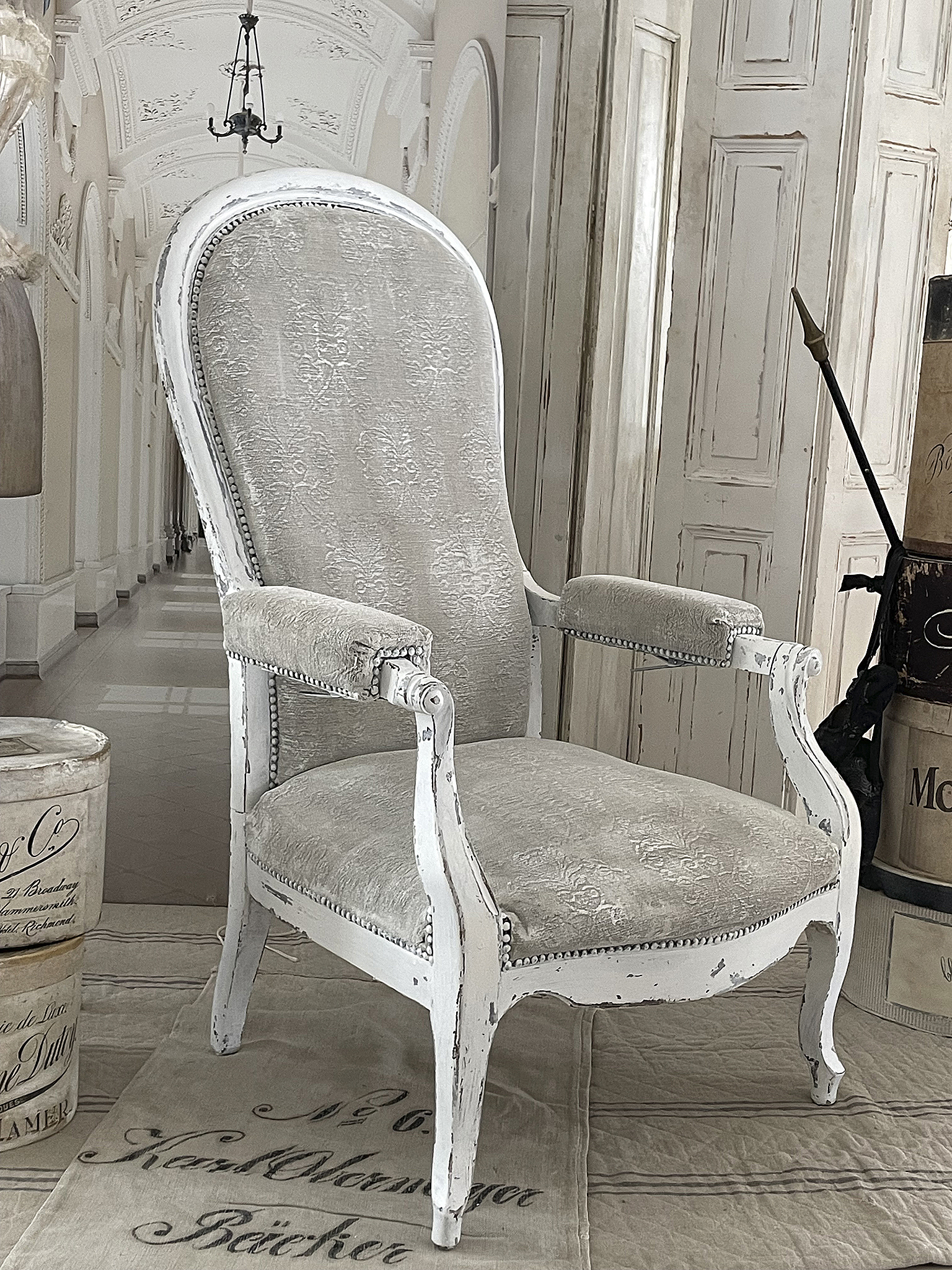 Stylischer Sessel in Weiß mit elegantem Bezug und dekorativen Details