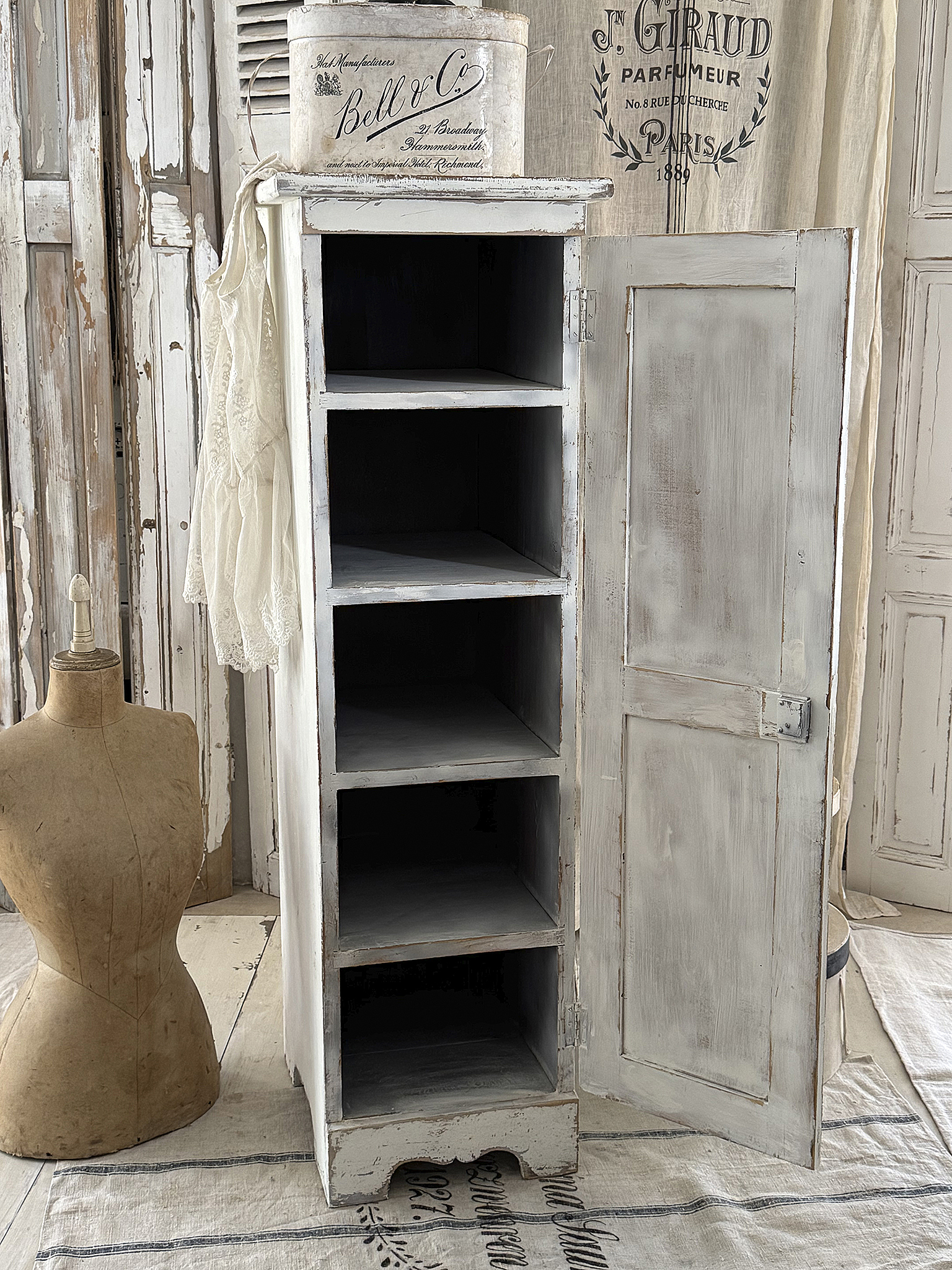 Zauberhafter antiker Hochschrank aus Vollholz – Shabby Chic Vintage-Unikat***