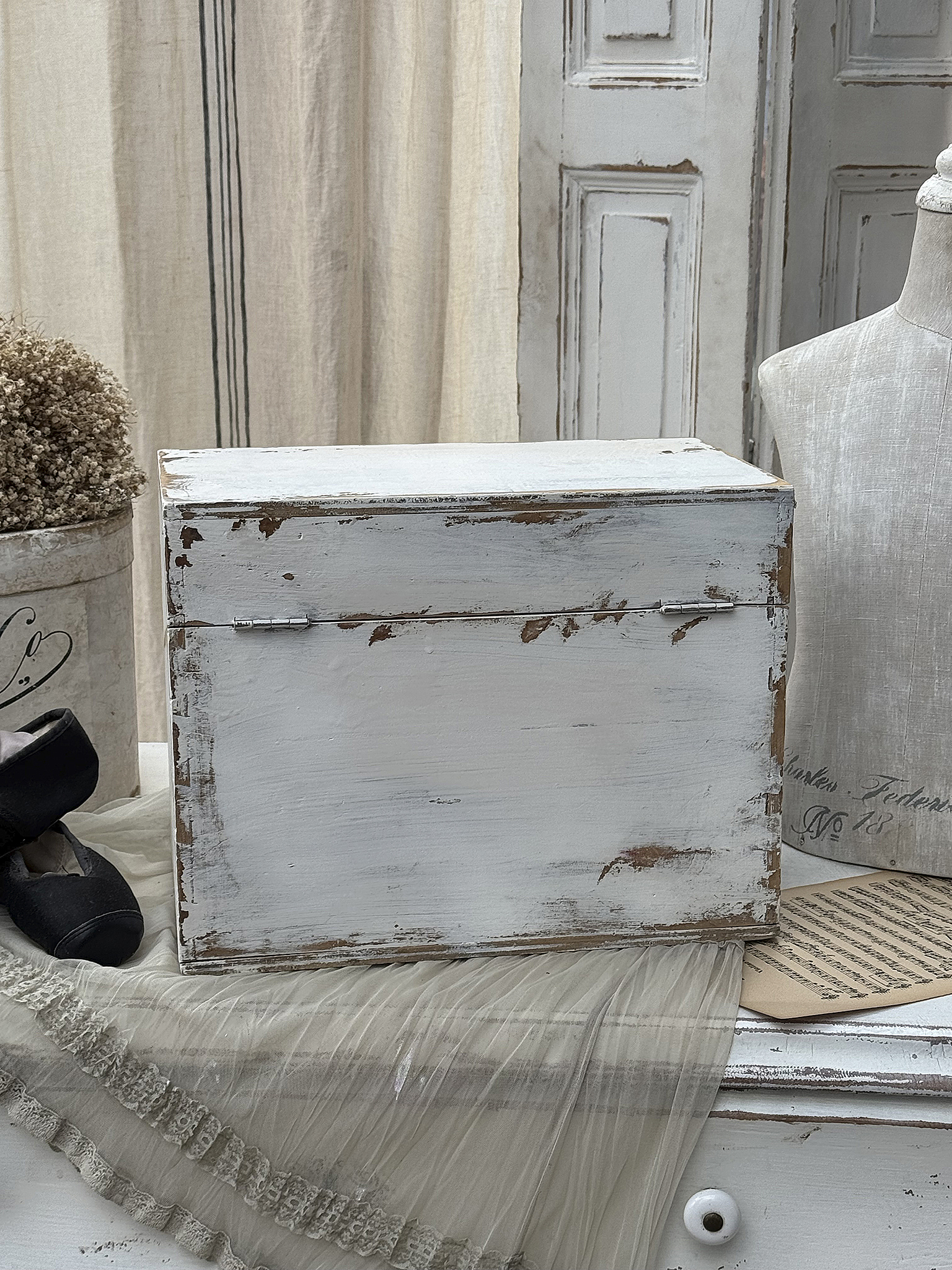 Rustikale Holzbox mit Vintage-Charme Dekorative weiße Holzbox mit abgenutztem Look und nostalgischem Flair