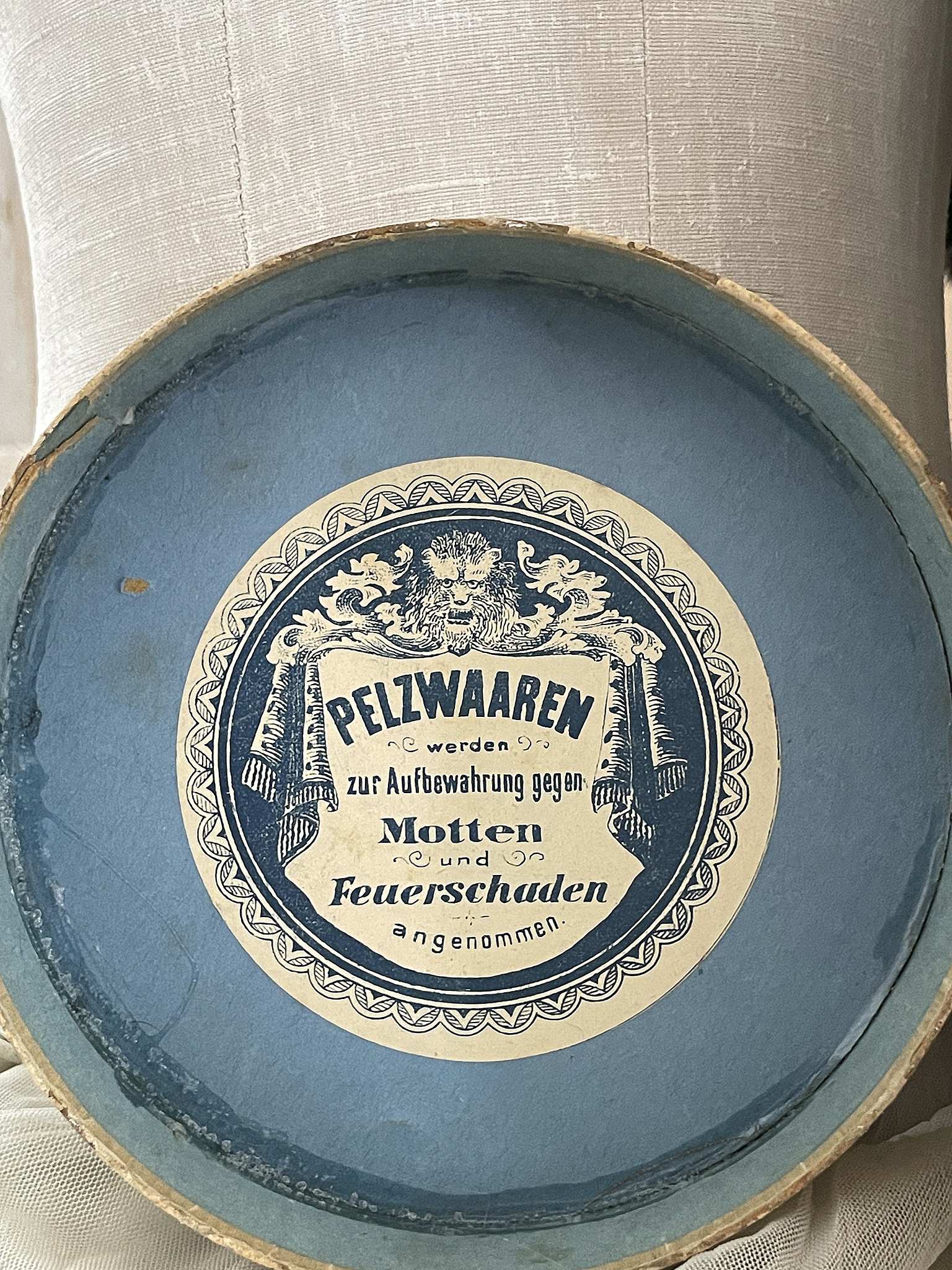 Historische Aufbewahrungsbox für Pelzwaren gegen Motten und Feuerschaden Runde historische Box zur Aufbewahrung von Pelzwaren mit Informationen über Motten- und Feuerschutz