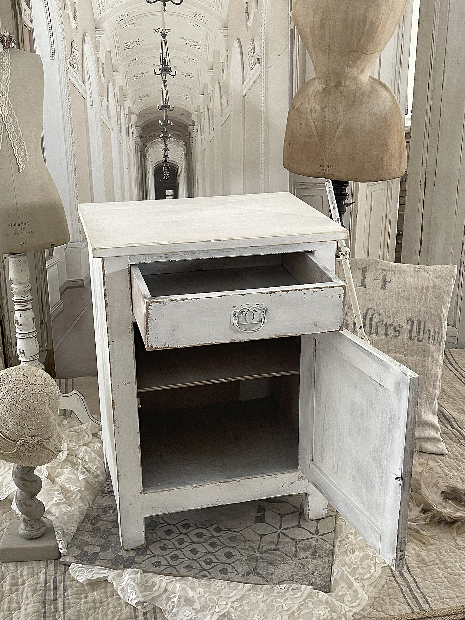 Antiker Beistellschrank in Shabbykleid*** Antiker Beistellschrank in Shabbykleid***