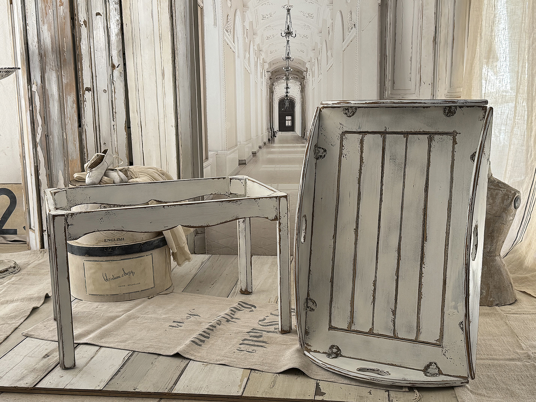 Davis Cabinet Tabletttisch aus massivem Nussbaum – Couchtisch mit abnehmbarem Serviertablett im Shabby Chic***