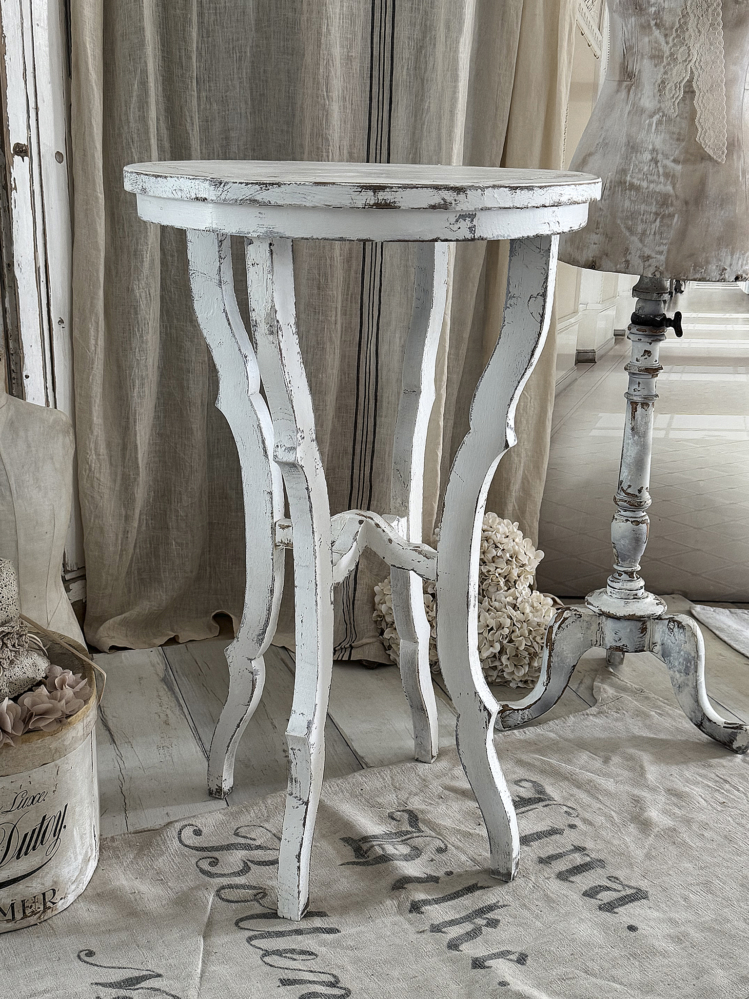 Antiker runder Beistelltisch – Shabby-pur***