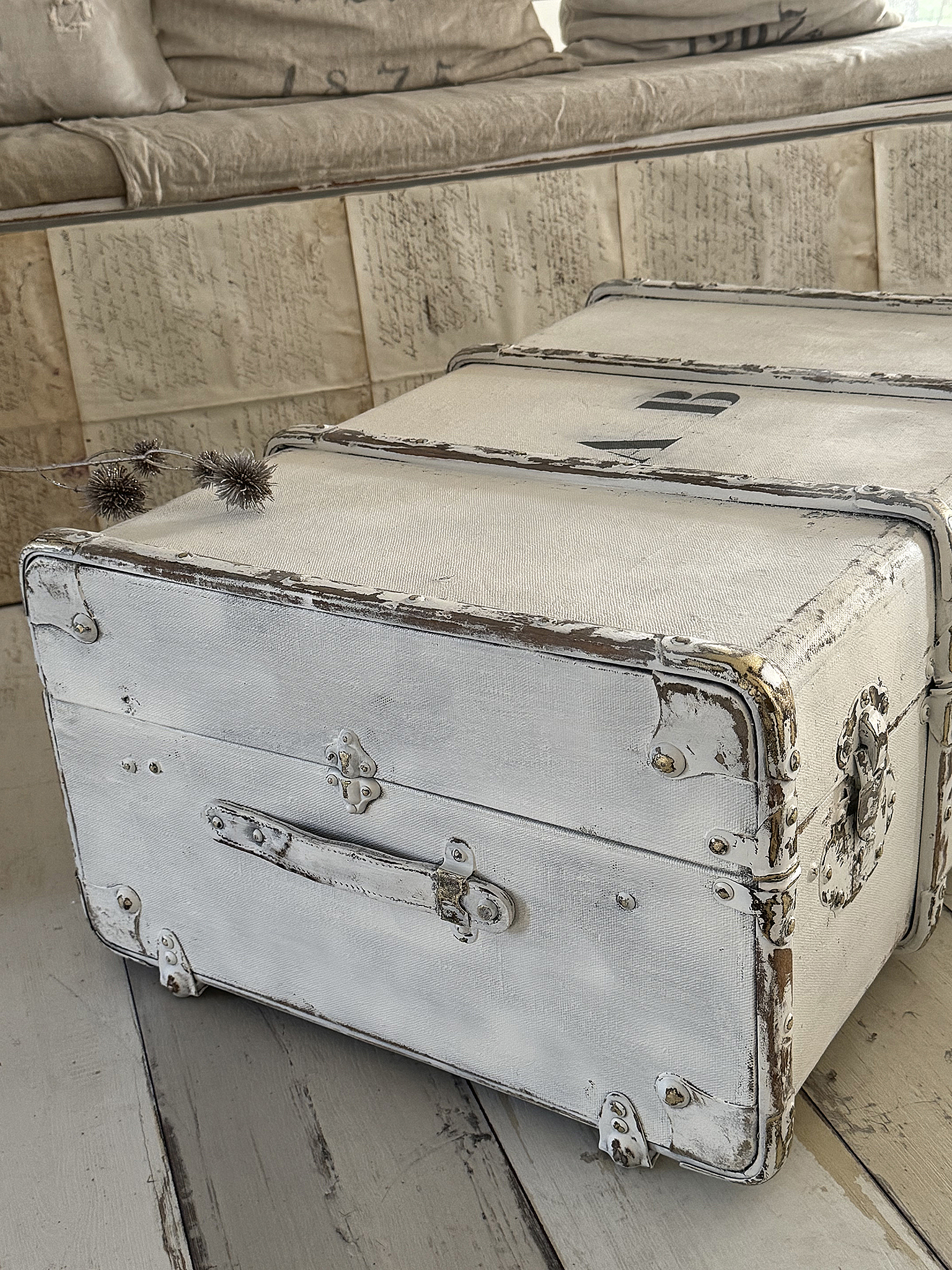 Antiker Überseekoffer im weißen Shabbykleid***