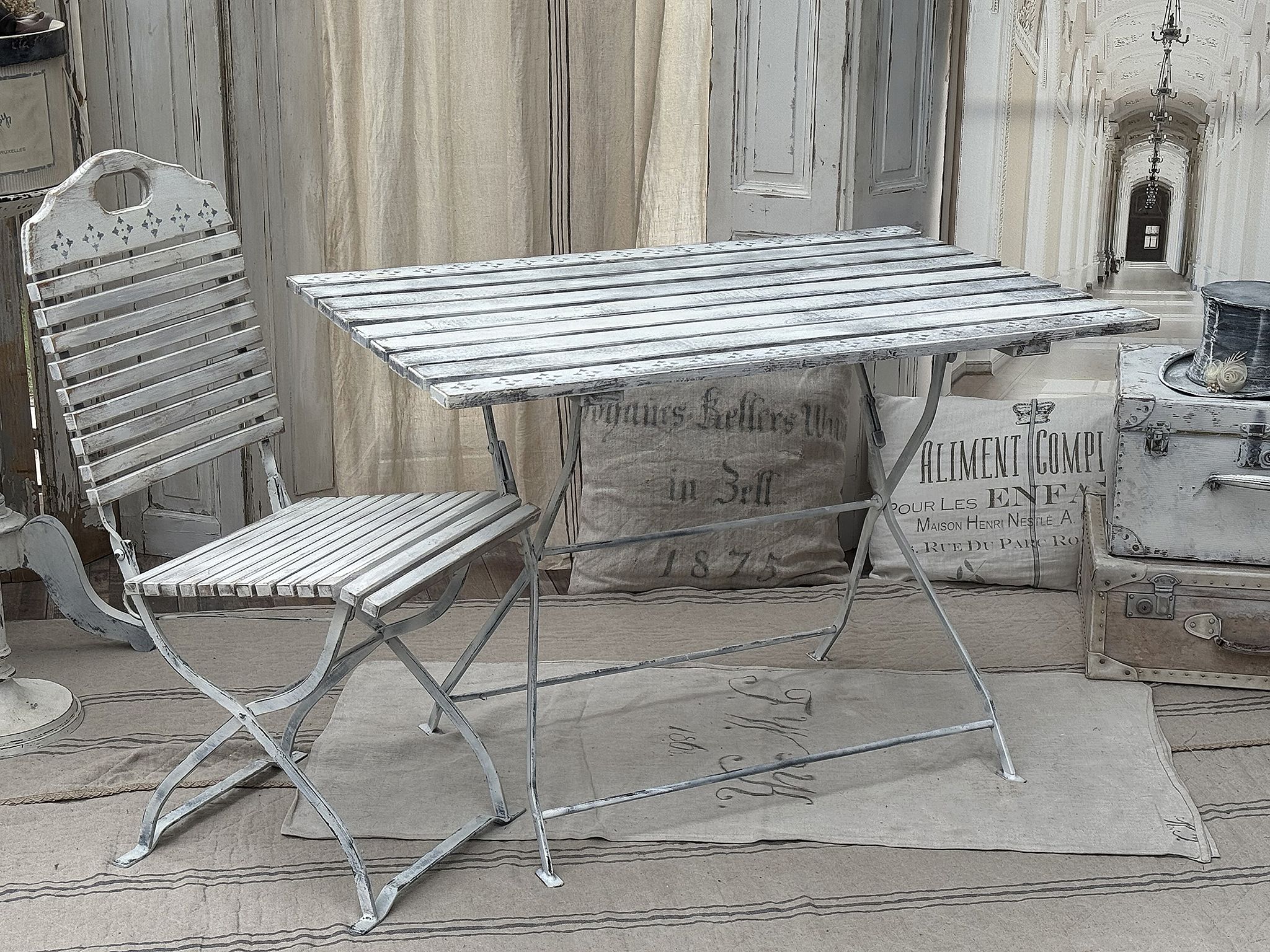 Klapptisch und Stuhl im Shabby-Chic-Stil Heller Klapptisch mit passendem Stuhl im Vintage-Stil, ideal für Garten oder Balkon.