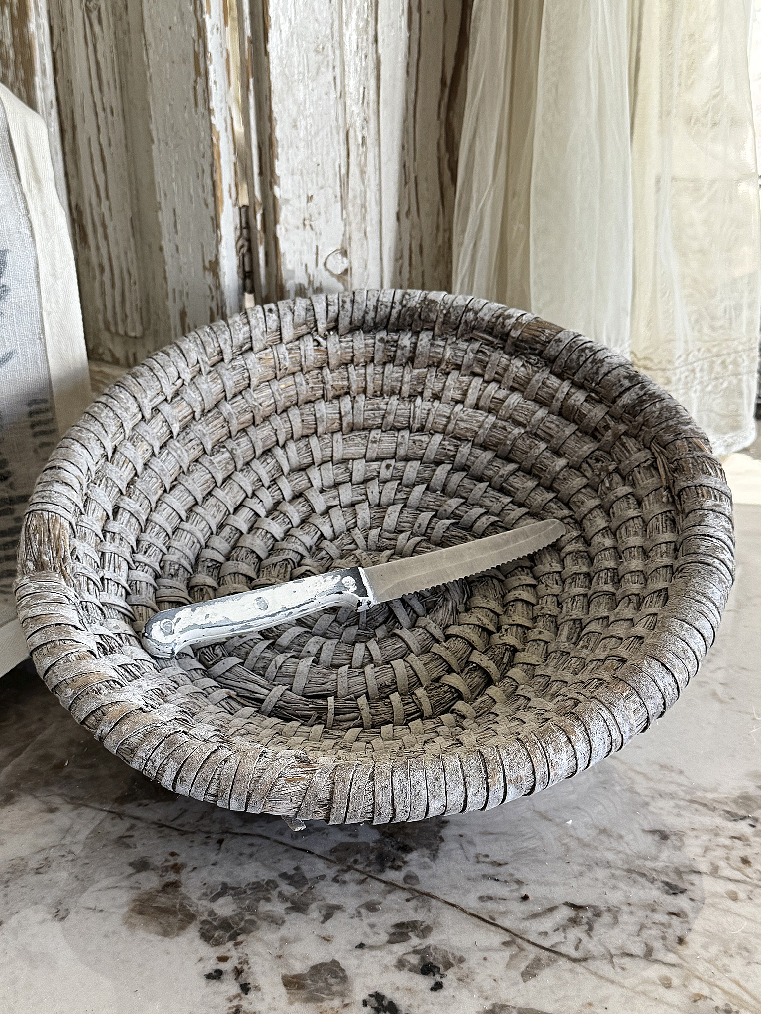 Runder Vintage-Gärkorb mit antikem Leinen & Shabby-Brotmesser – natürlicher Charme mit Geschichte“***