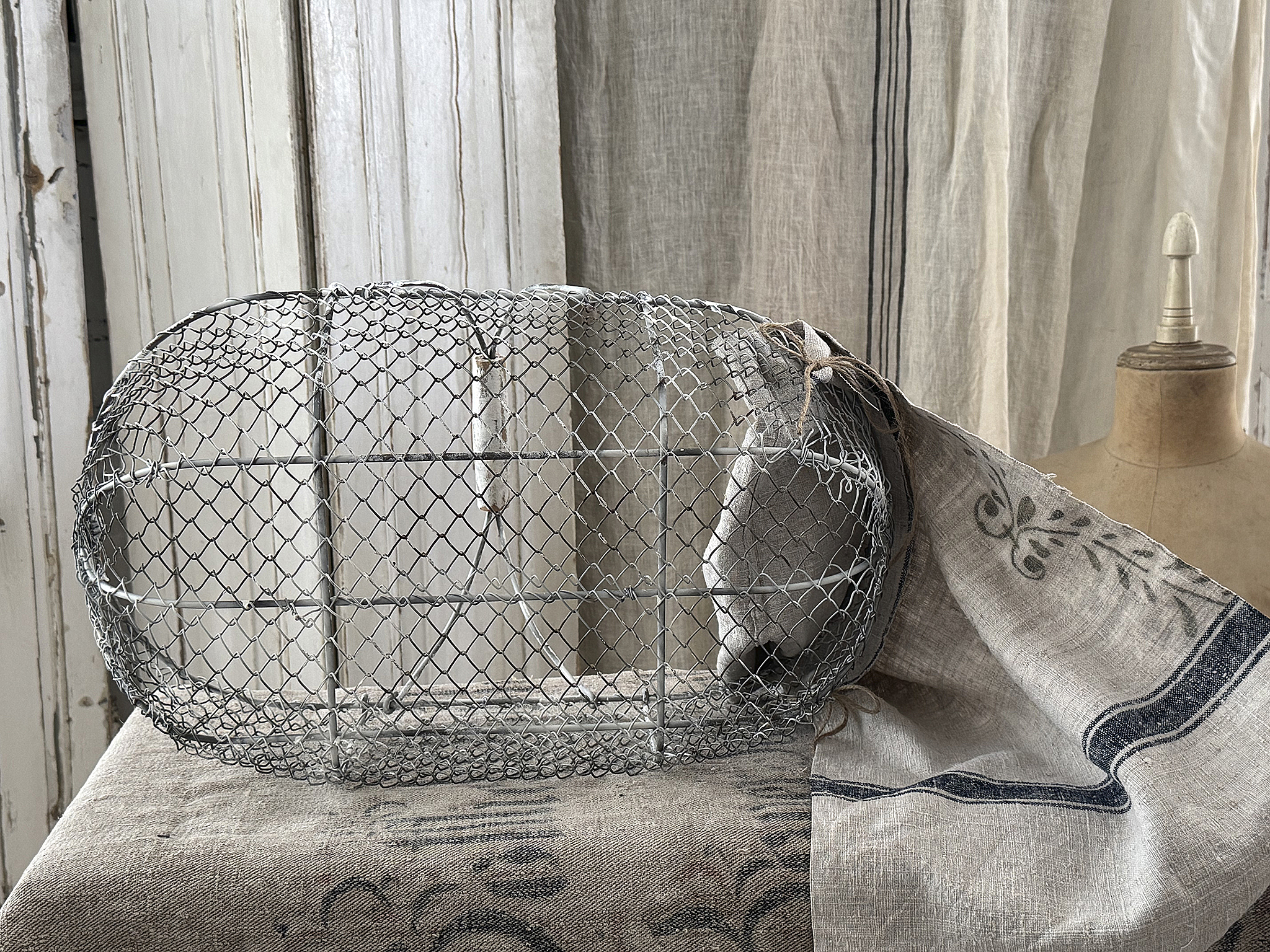 Nostalgischer Metallkorb mit altem Mehlsackleinen – zauberhaftes Vintage-Unikat***