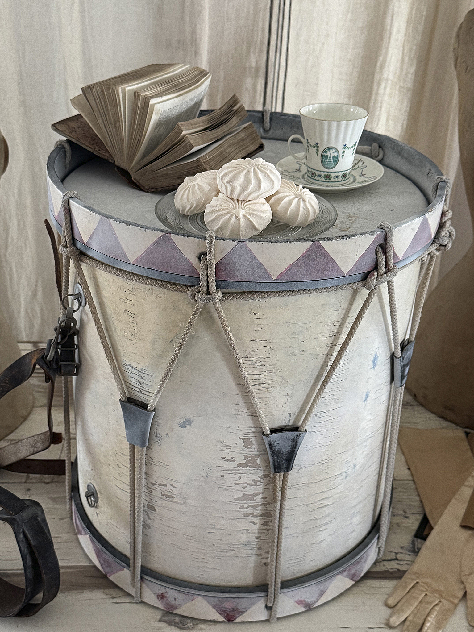 Wunderschöne alte Marschtrommel / Beistelltisch***