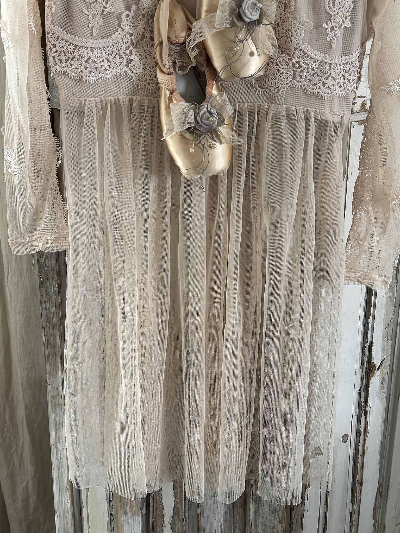 Altes Spitzenkleid mit Bügel und Vintage-Spitzenschuhe*** Altes Spitzenkleid mit Bügel und Vintage-Spitzenschuhe***
