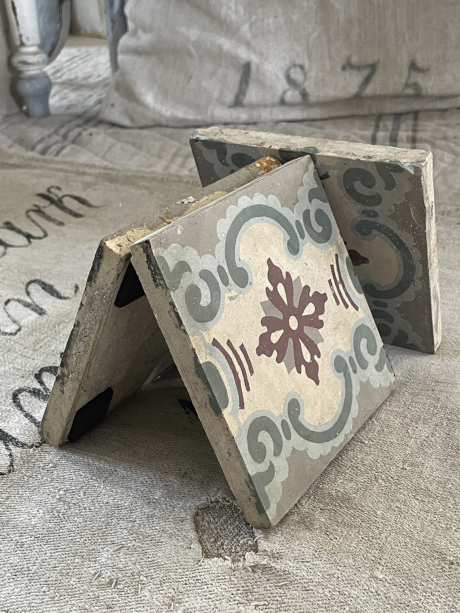 Schöne retro Kachel mit verspieltem Muster und erdigen Farbtönen, ideal für Deko oder Bastelprojekte.