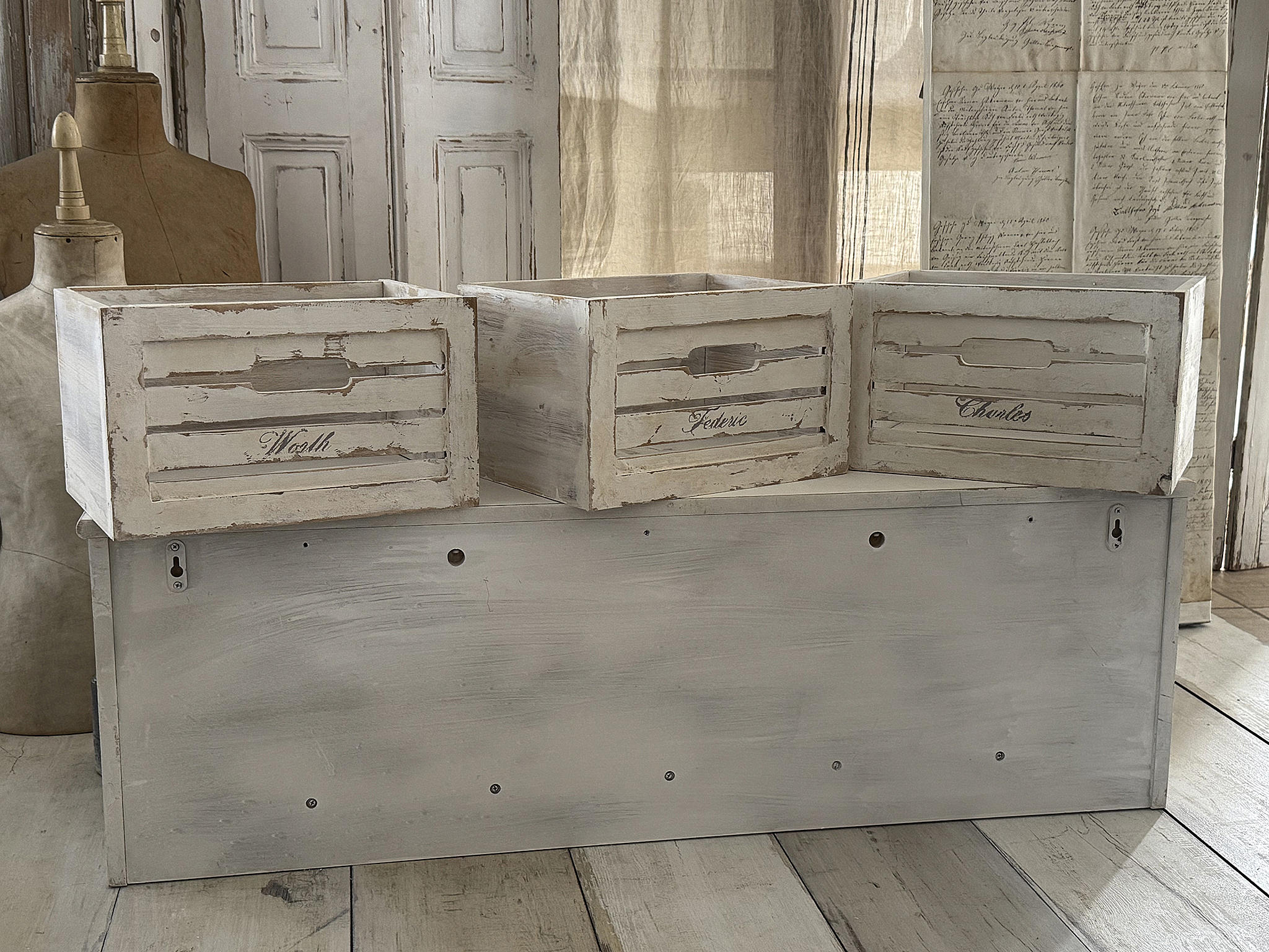 Charmantes Shabby-Hängeregal mit französischem Flair***